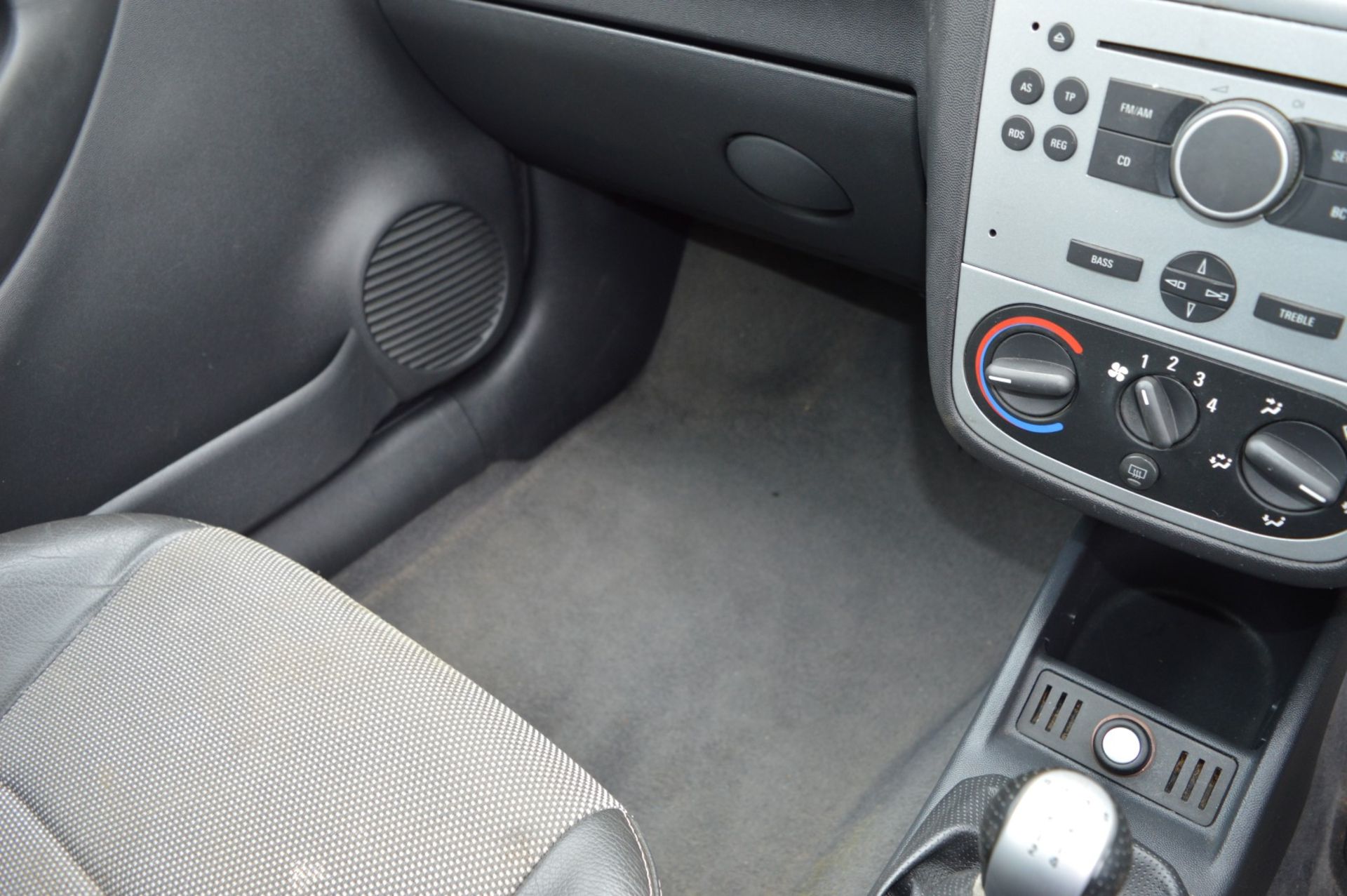 1 x Vauxhall Corsa SXI+ 3 Door Hatchback 1.2 - 2006 56 Plate - 78,000 Miles - MOT June 2018 - Image 26 of 36