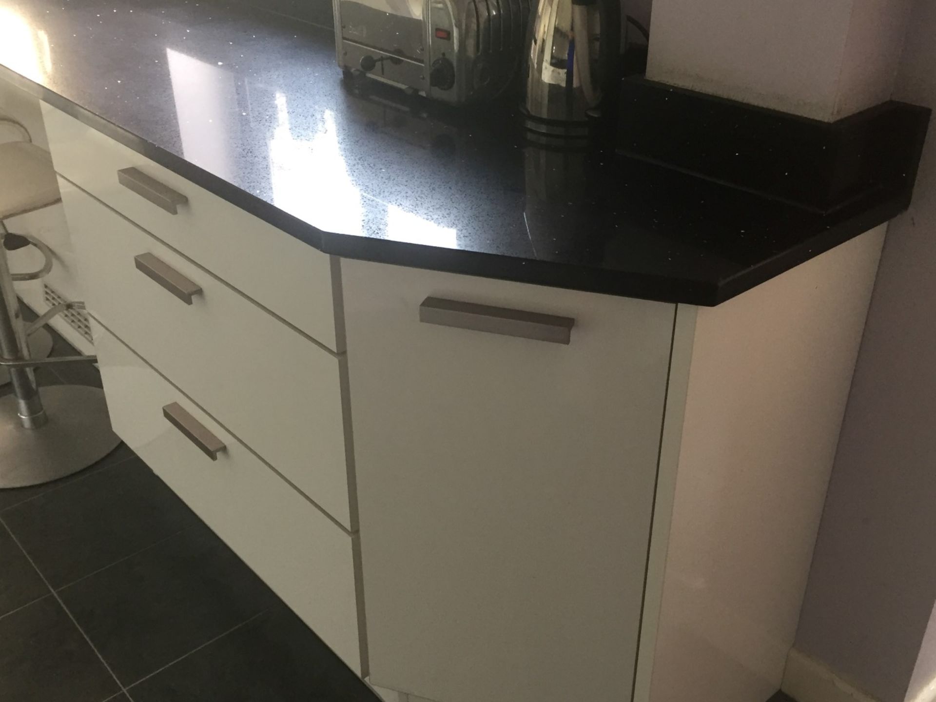 1 x RWK Einbaukuchen Contemporary White Gloss Fitted Kitchen With Galaxy Quartz Worktops and - Image 31 of 75