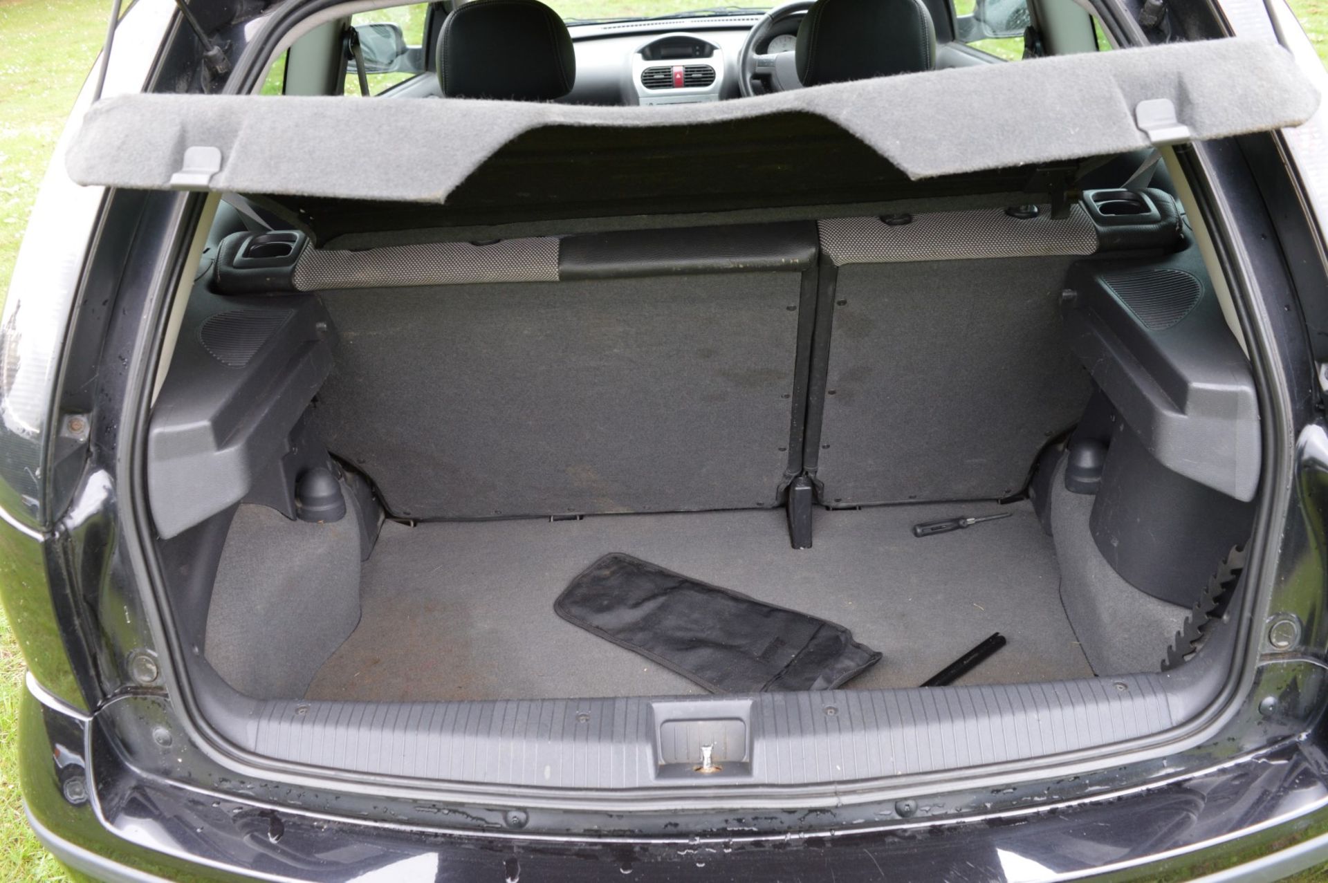 1 x Vauxhall Corsa SXI+ 3 Door Hatchback 1.2 - 2006 56 Plate - 78,000 Miles - MOT June 2018 - Image 31 of 36