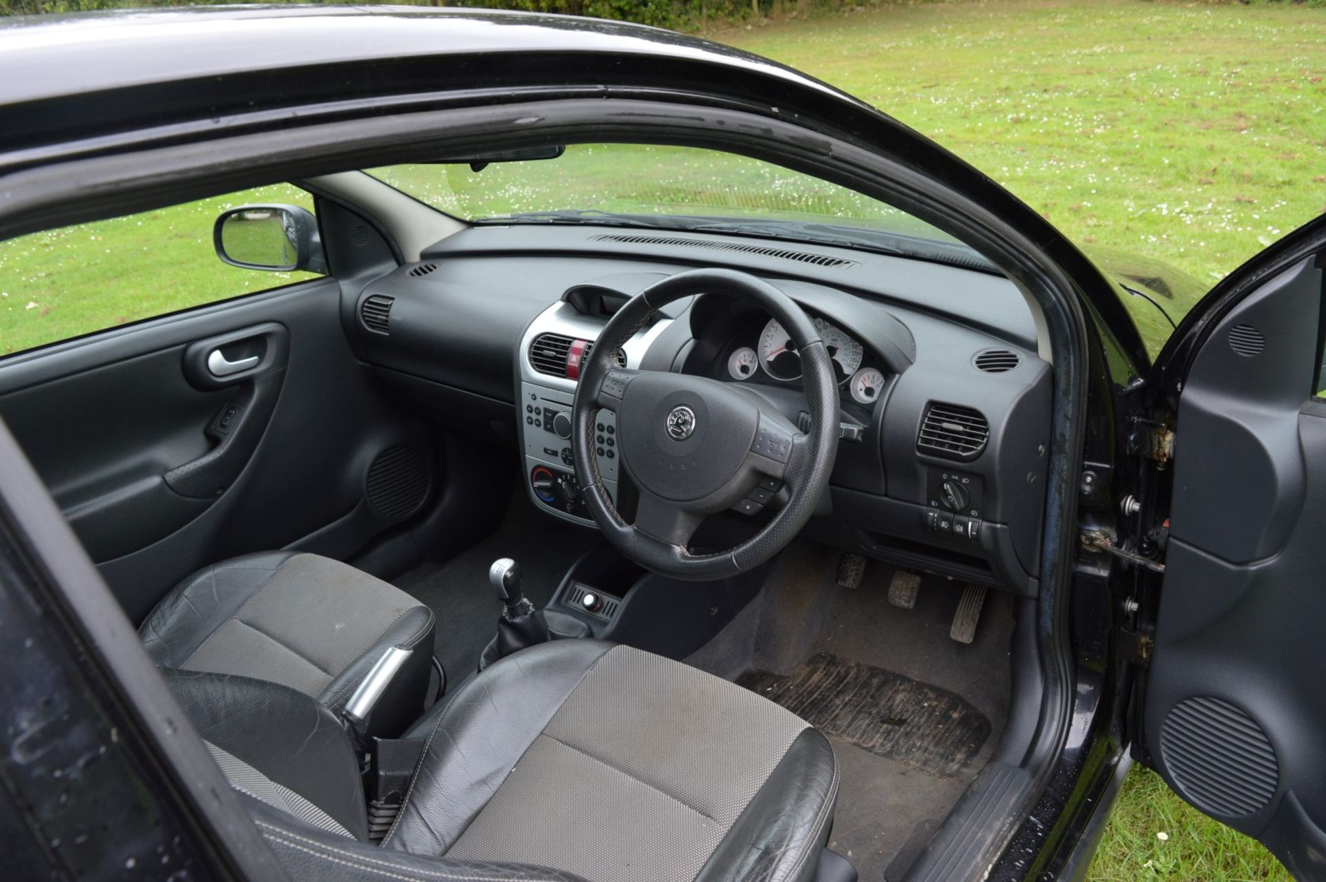 1 x Vauxhall Corsa SXI+ 3 Door Hatchback 1.2 - 2006 56 Plate - 78,000 Miles - MOT June 2018 - Image 27 of 36
