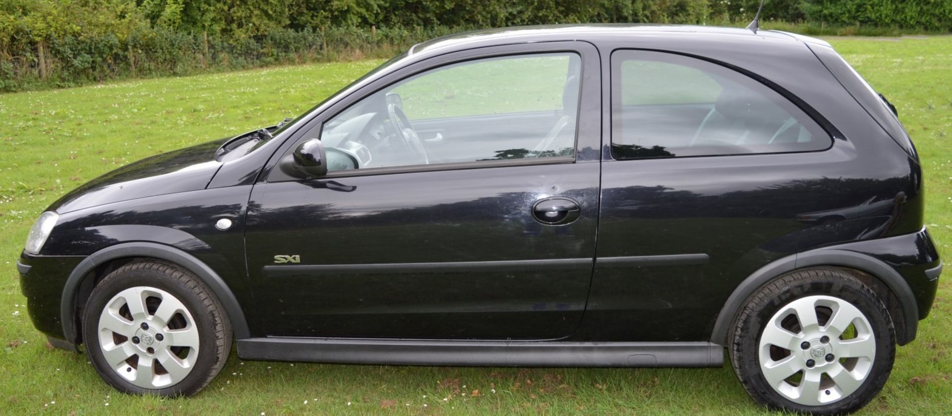 1 x Vauxhall Corsa SXI+ 3 Door Hatchback 1.2 - 2006 56 Plate - 78,000 Miles - MOT June 2018 - Image 8 of 36