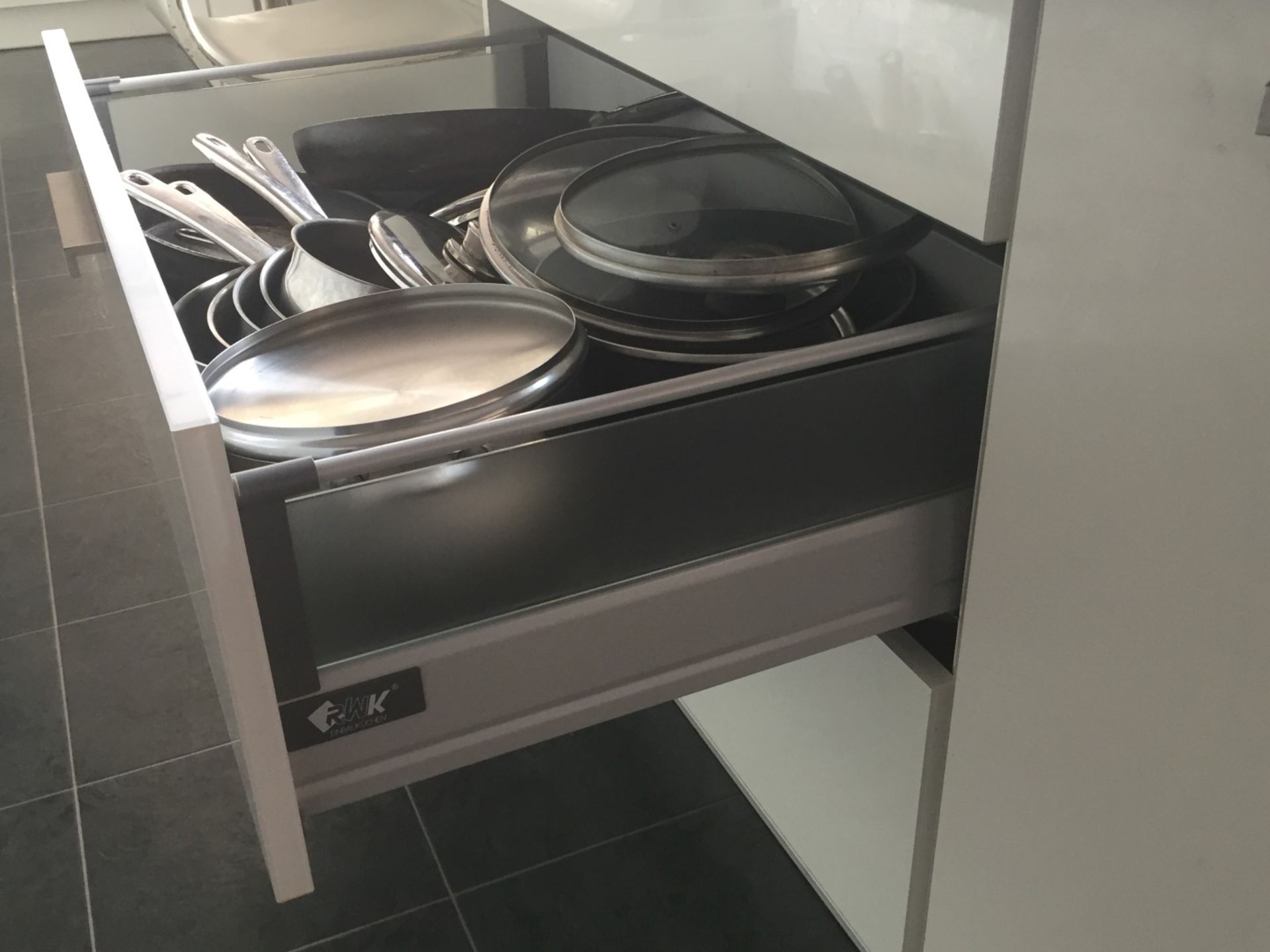 1 x RWK Einbaukuchen Contemporary White Gloss Fitted Kitchen With Galaxy Quartz Worktops and - Image 34 of 75