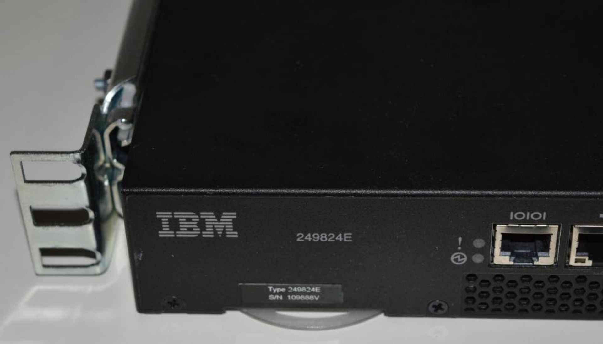 1 x IBM 24 port Fibre Switch - Model 249824E / 2498-B24/24E - Includes Transceivers and Rack Mount R - Image 3 of 5