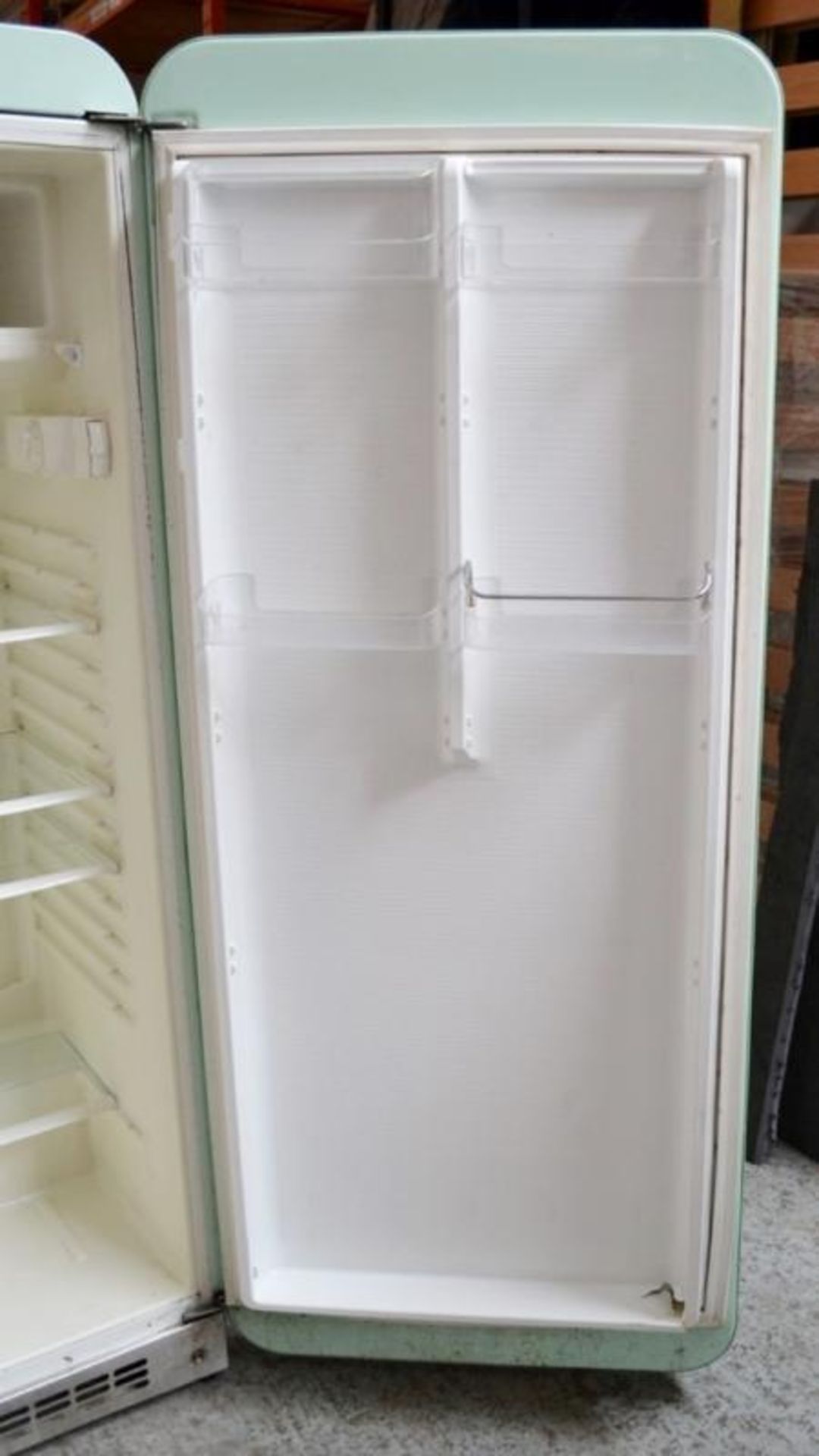 1 x Smeg Retro 50s-style Refrigerator In Classic Mint Green (Model: S28STRP/1) - Dimensions: W60 x D - Image 7 of 13