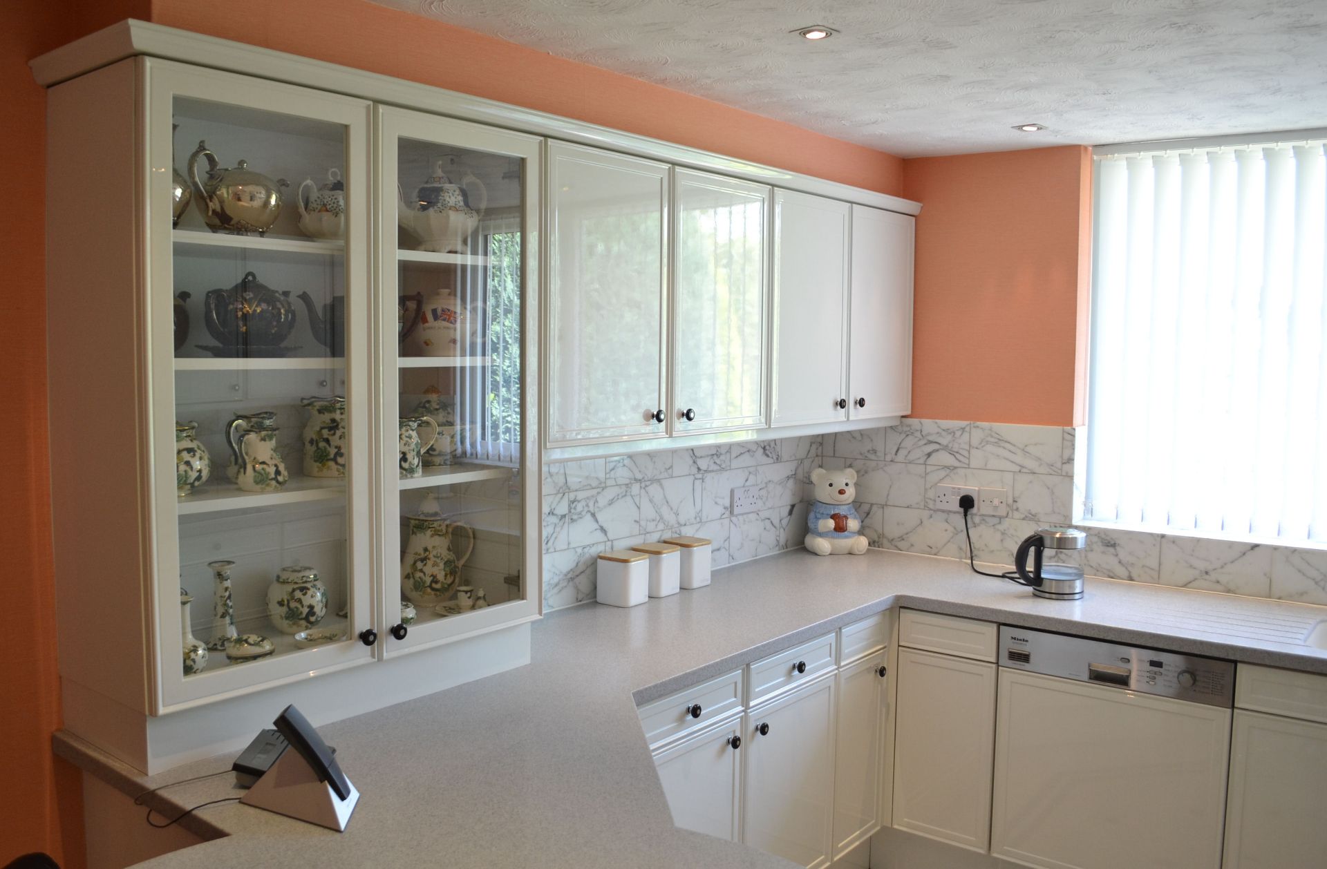 1 x Stunning Bespoke Siematic Gloss White Fitted Kitchen With Corian Worktops - NO VAT ON HAMMER - Image 5 of 18