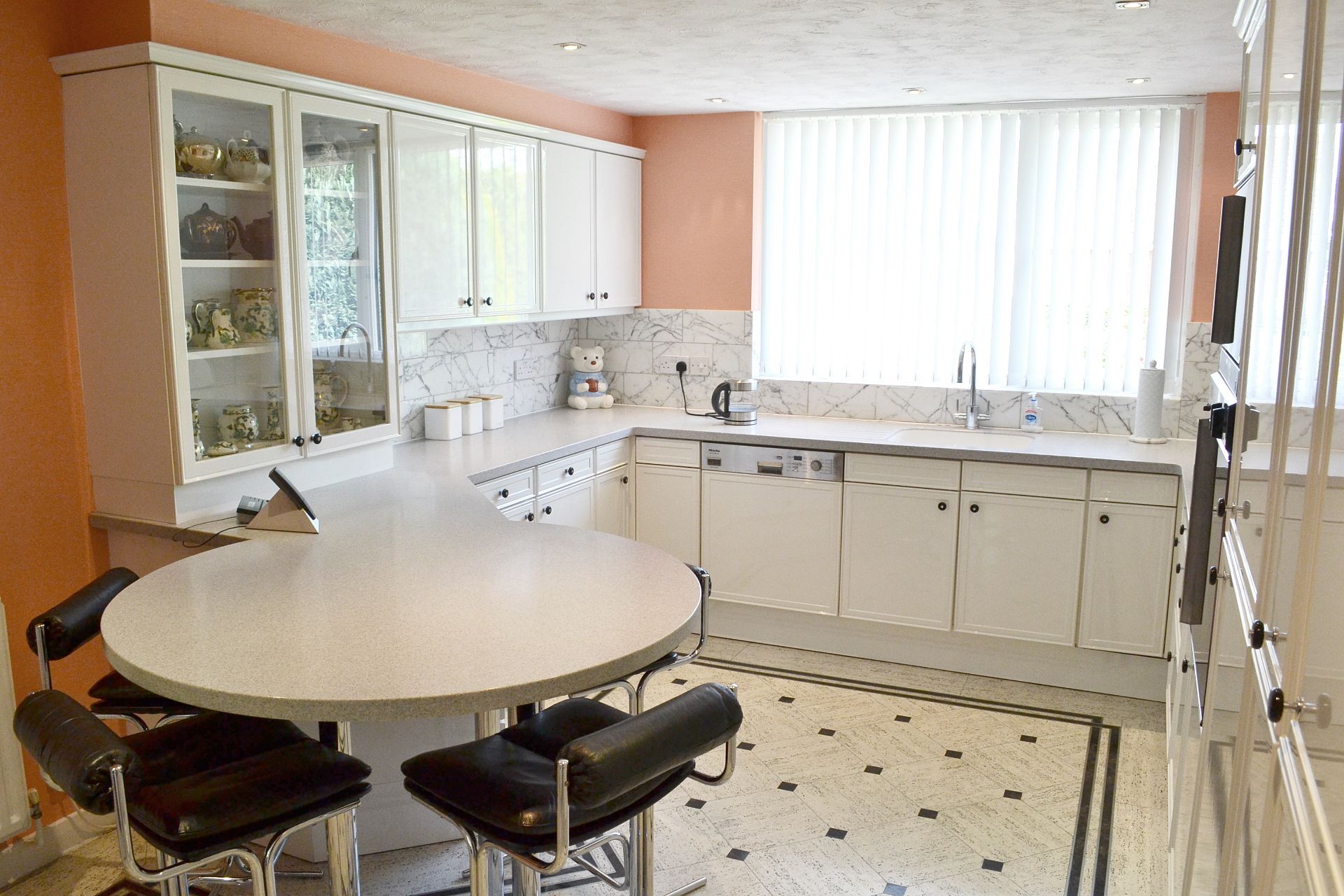 1 x Stunning Bespoke Siematic Gloss White Fitted Kitchen With Corian Worktops - NO VAT ON HAMMER