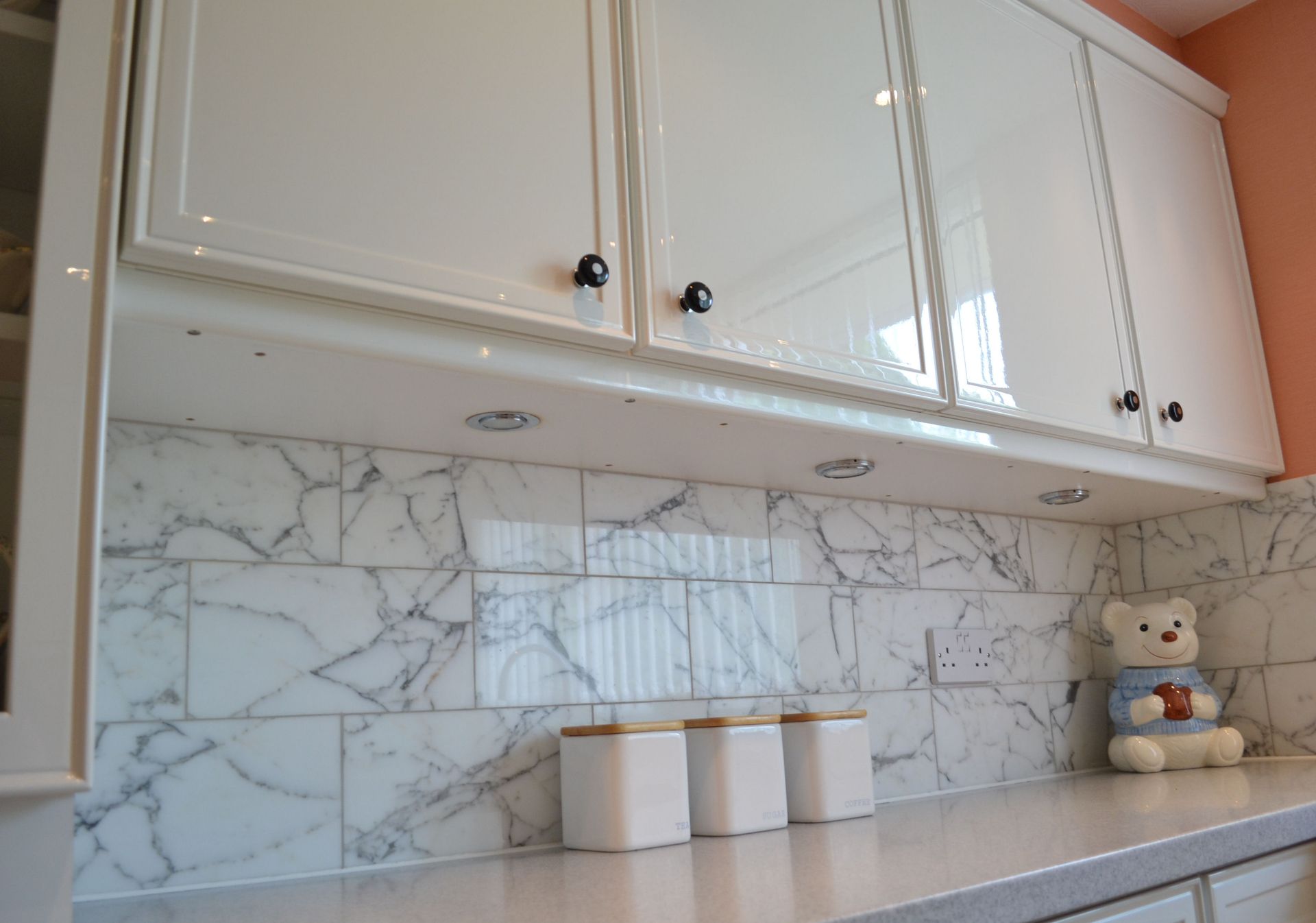 1 x Stunning Bespoke Siematic Gloss White Fitted Kitchen With Corian Worktops - NO VAT ON HAMMER - Image 16 of 18