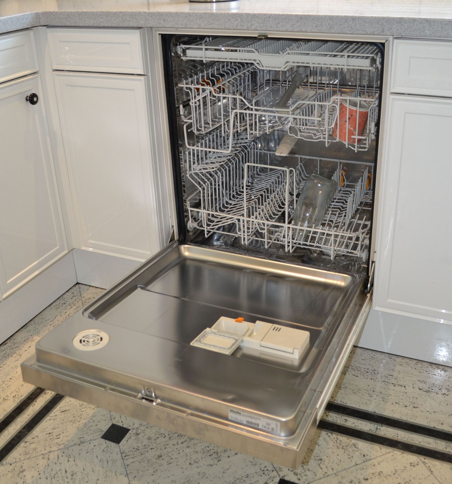 1 x Stunning Bespoke Siematic Gloss White Fitted Kitchen With Corian Worktops - NO VAT ON HAMMER - Image 11 of 18