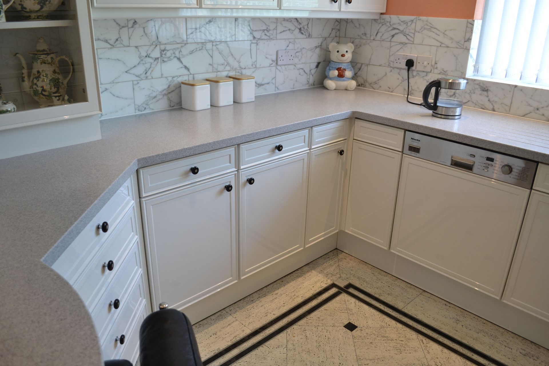 1 x Stunning Bespoke Siematic Gloss White Fitted Kitchen With Corian Worktops - NO VAT ON HAMMER - Image 6 of 18