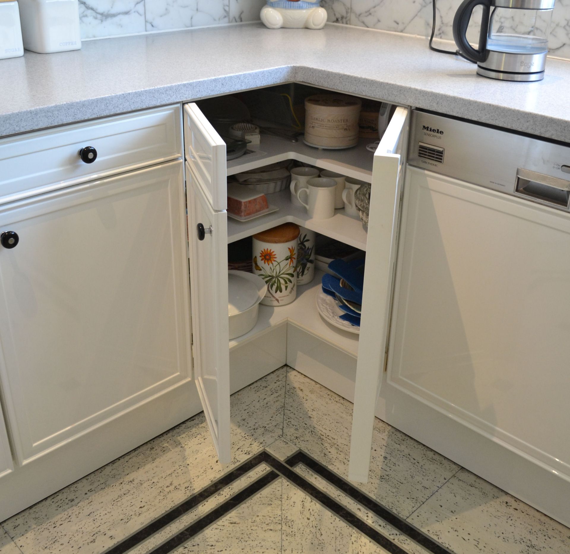 1 x Stunning Bespoke Siematic Gloss White Fitted Kitchen With Corian Worktops - NO VAT ON HAMMER - Image 12 of 18