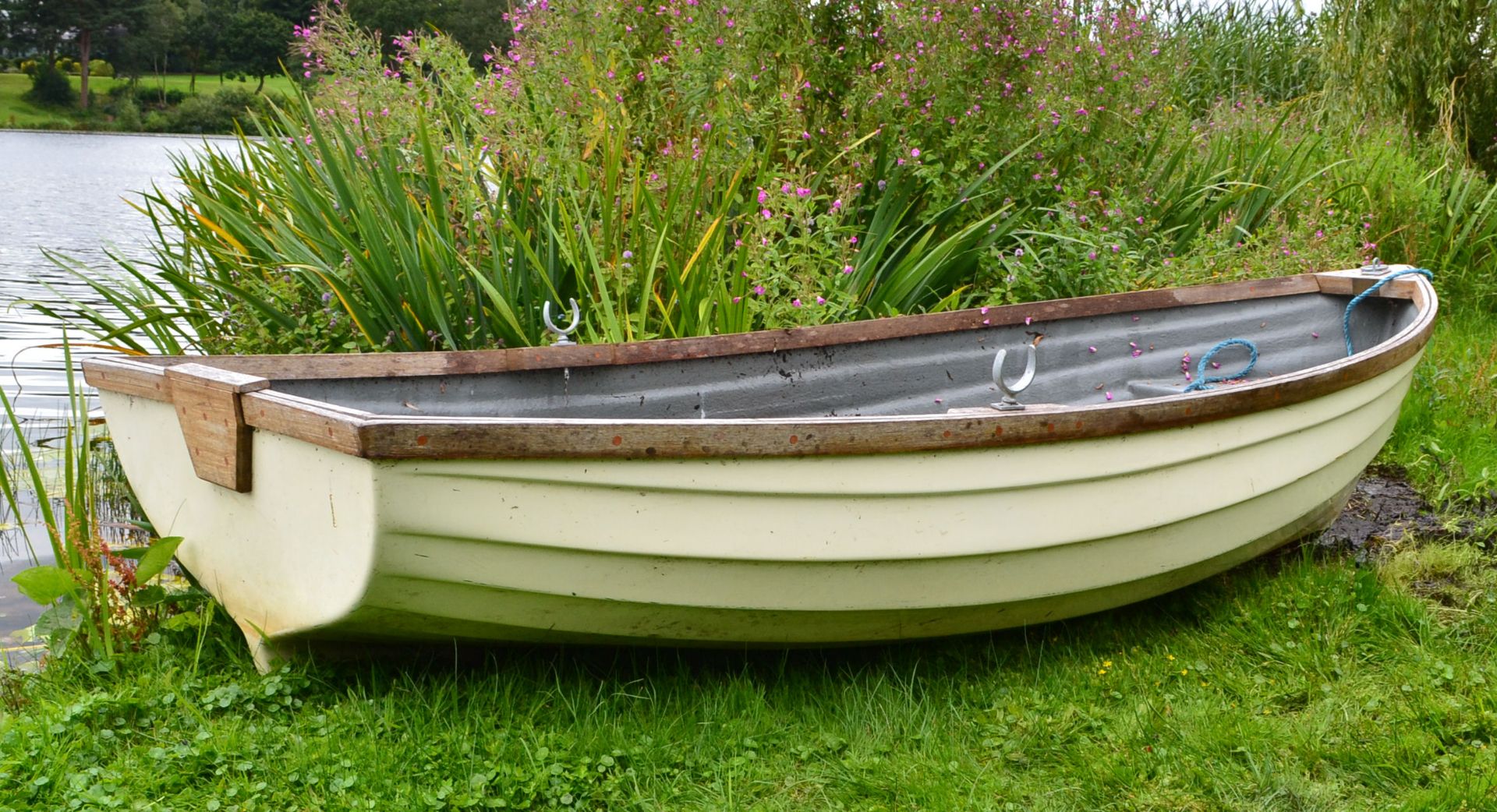 1 x Clovelly 290 Glass Fibre Rowing Boat - 240Kg Maximum Load - CL226 - Location: Knutsford WA16 - Image 5 of 15