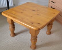 1 x Square Pine Coffee Table - CL226 - Location: Knutsford WA16 - NO VAT ON THE HAMMER Measurements: