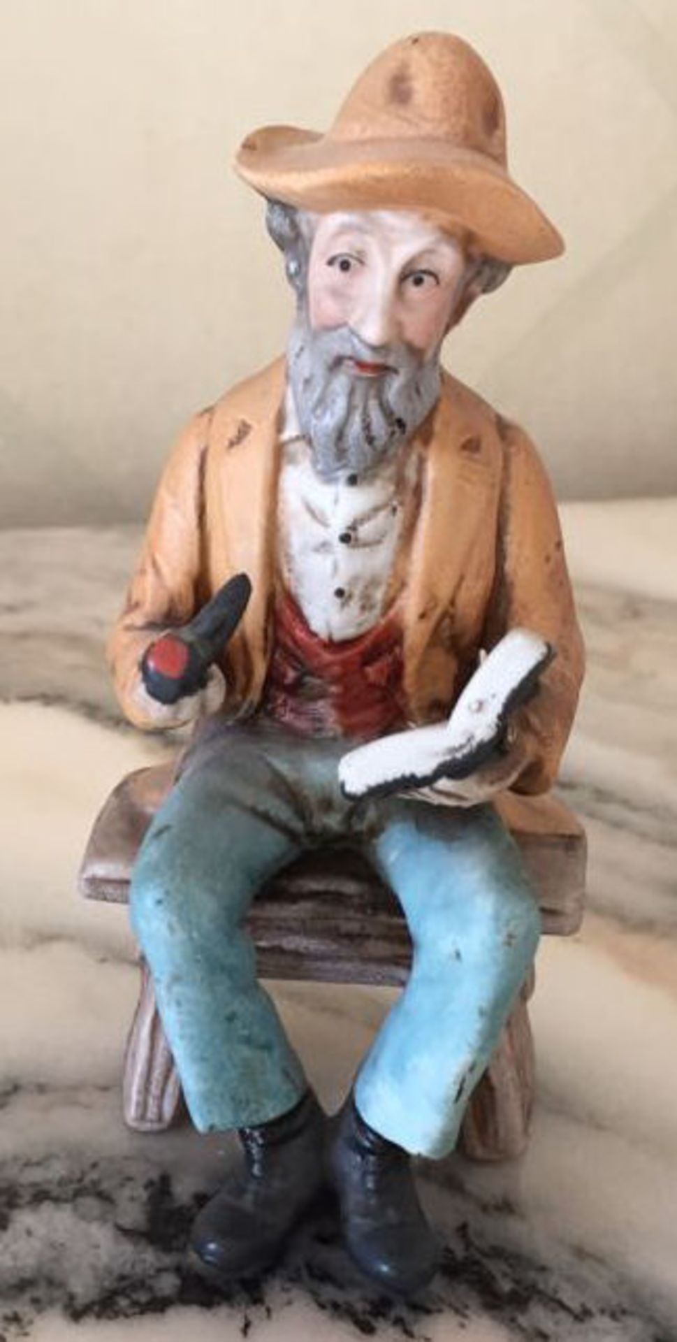 1 x Capodimonte Figurine Of Old Man on Stool - CL226 - Location: Knutsford WA16 - NO VAT ON THE