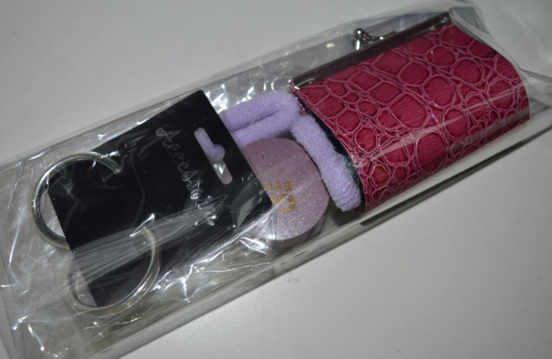 50 x Girls Beauty Gift Sets - Each Set Includes Items Such as a Stylish Purse, Ear Rings, Hair Bobbl - Image 8 of 14