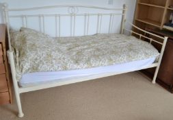 1 x Metal Day Bed Frame in White - CL226 - Location: Knutsford WA16 - NO VAT ON THE HAMMER