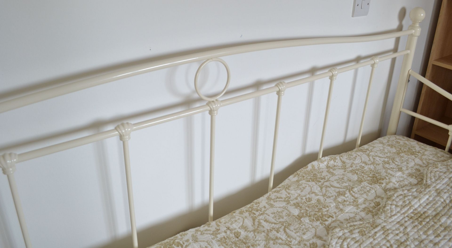 1 x Metal Day Bed Frame in White - CL226 - Location: Knutsford WA16 - NO VAT ON THE HAMMER - Image 3 of 7