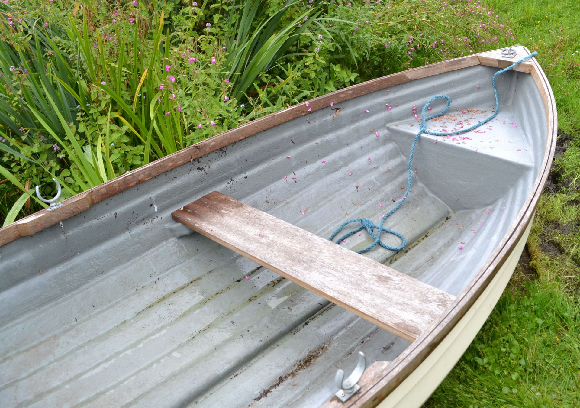 1 x Clovelly 290 Glass Fibre Rowing Boat - 240Kg Maximum Load - CL226 - Location: Knutsford WA16 - Image 12 of 15