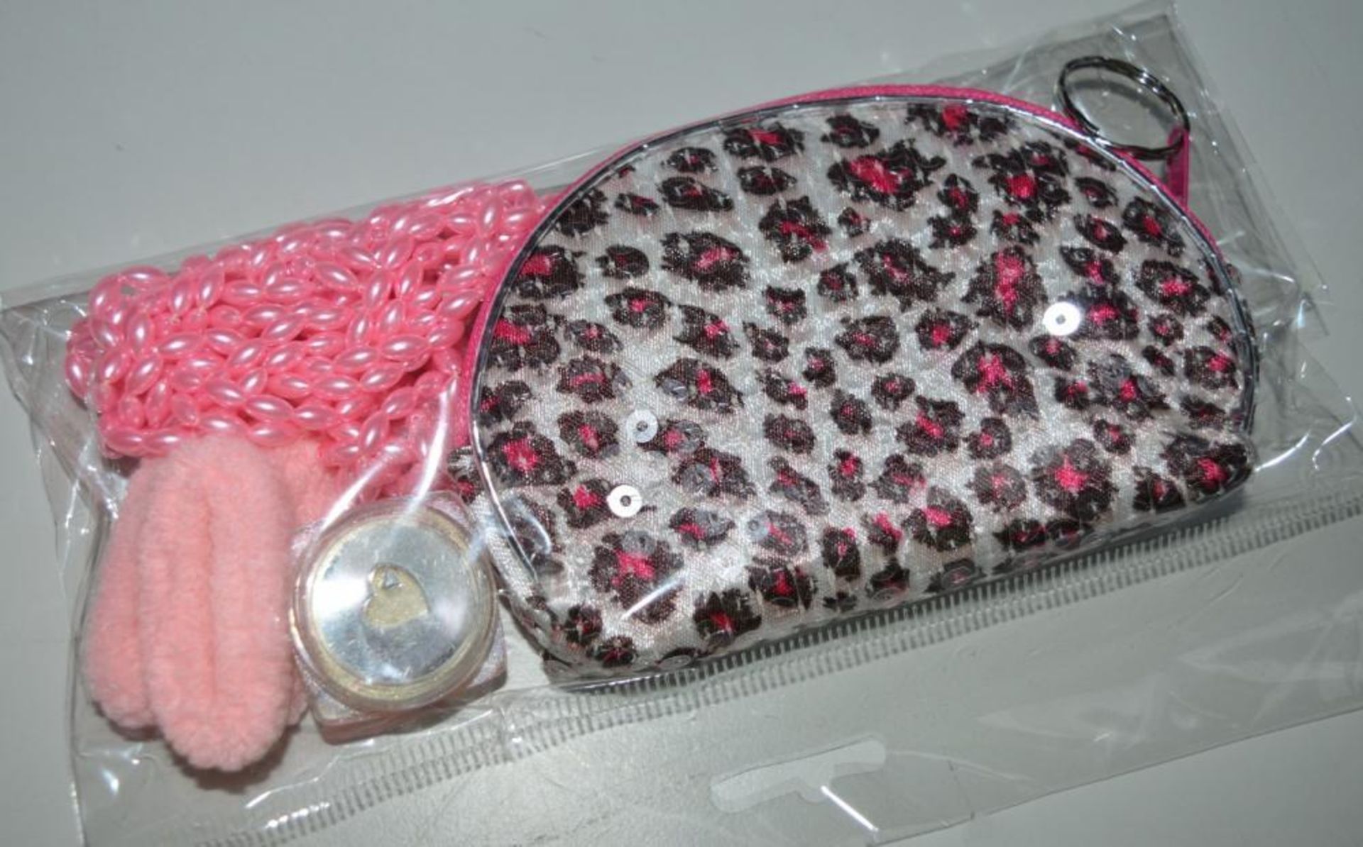 50 x Girls Beauty Gift Sets - Each Set Includes Items Such as a Stylish Purse, Ear Rings, Hair Bobbl - Image 3 of 14