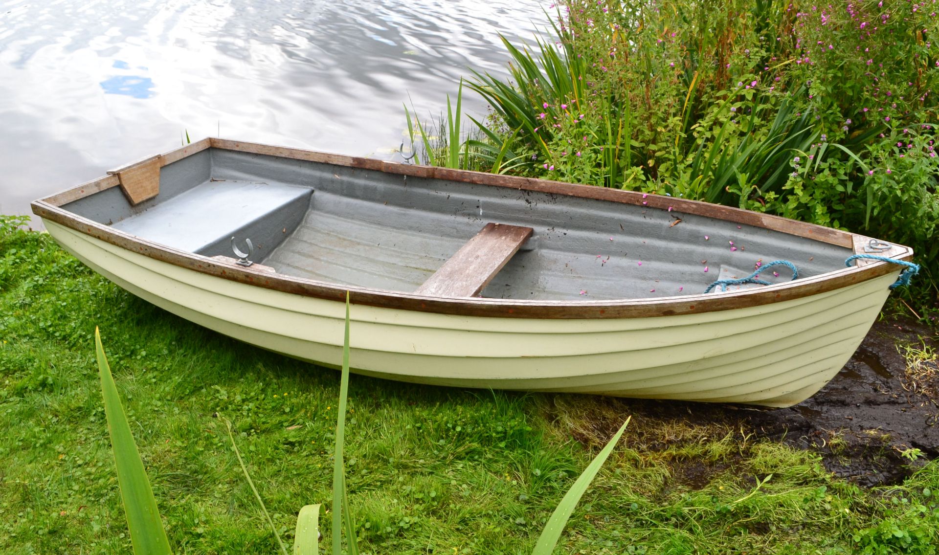 1 x Clovelly 290 Glass Fibre Rowing Boat - 240Kg Maximum Load - CL226 - Location: Knutsford WA16 - Image 3 of 15