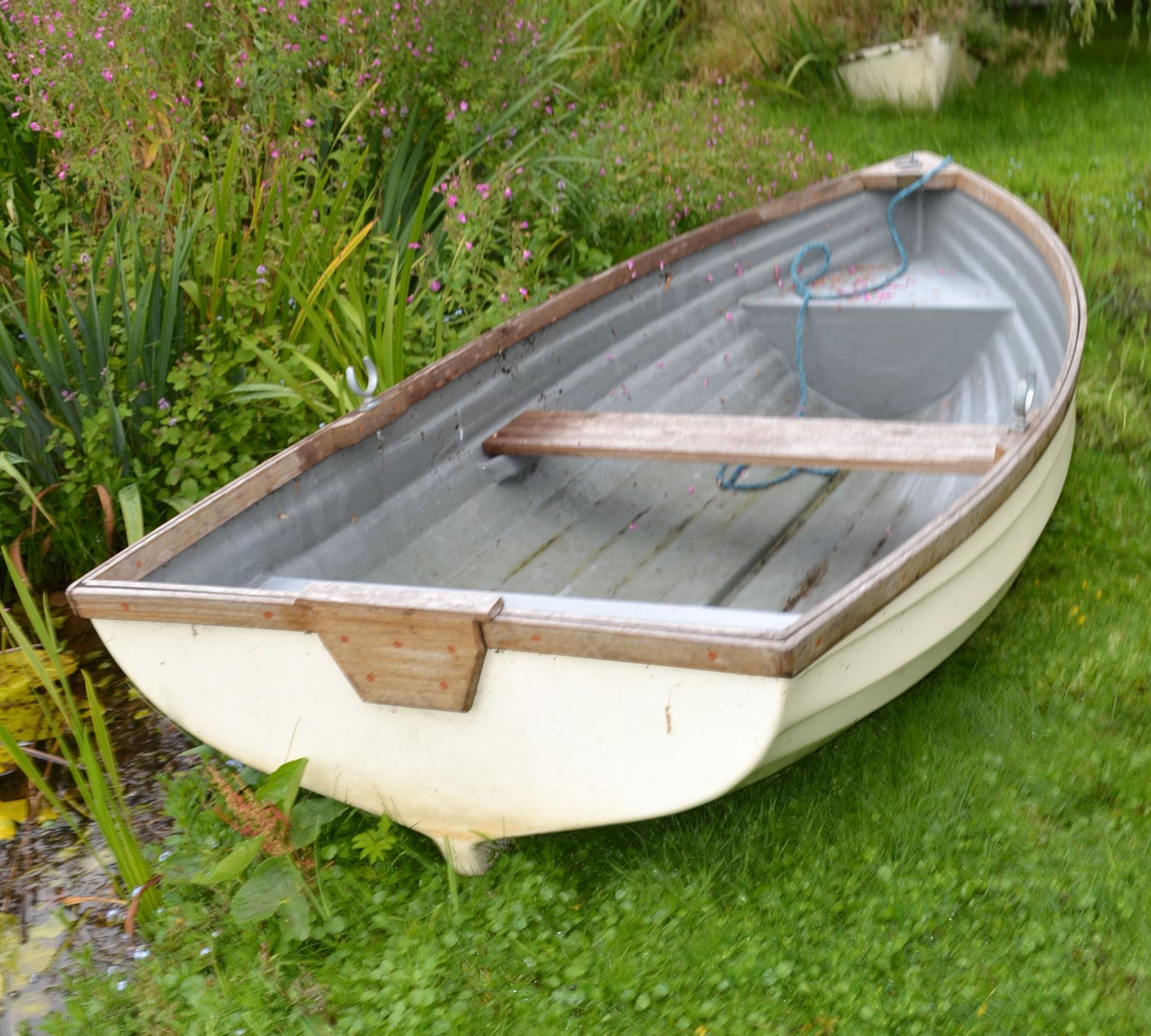 1 x Clovelly 290 Glass Fibre Rowing Boat - 240Kg Maximum Load - CL226 - Location: Knutsford WA16 - Image 8 of 15