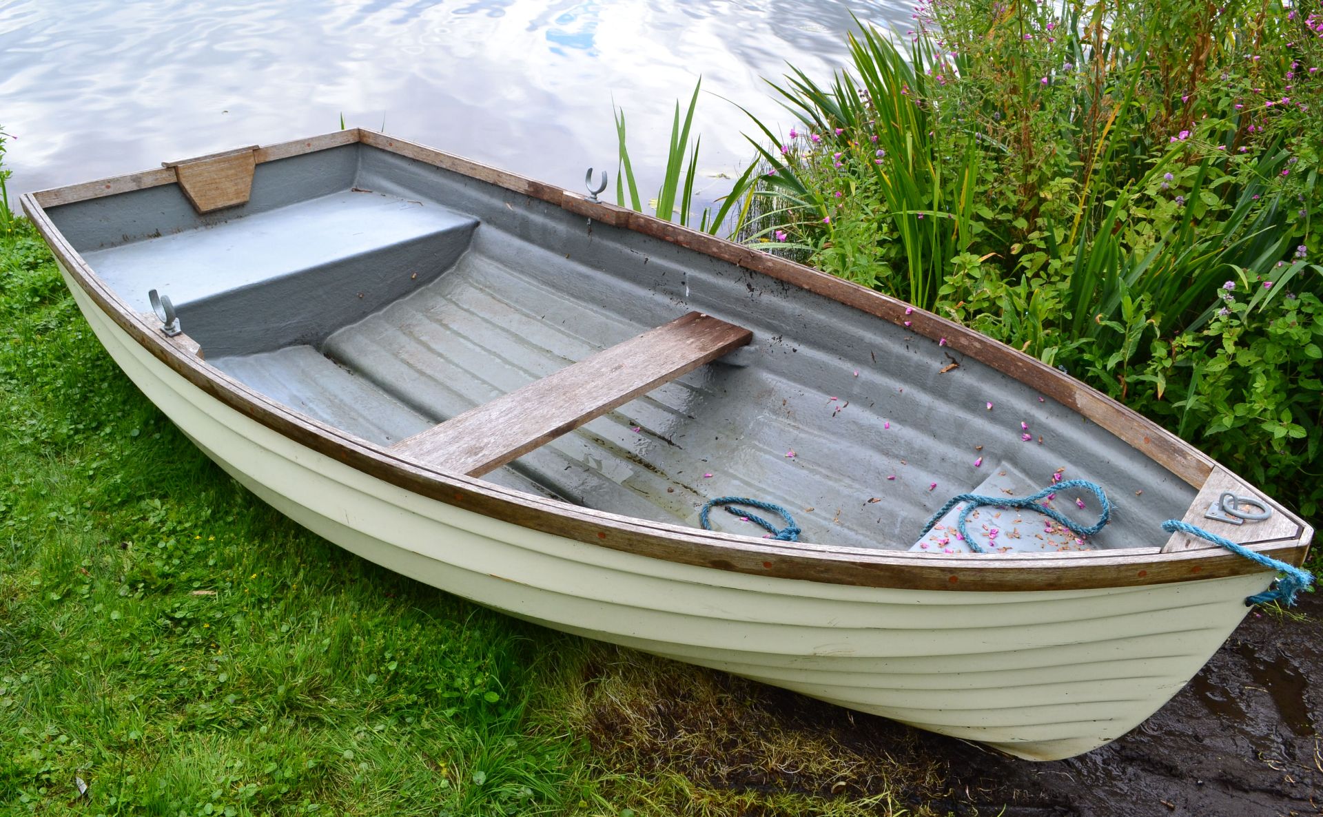 1 x Clovelly 290 Glass Fibre Rowing Boat - 240Kg Maximum Load - CL226 - Location: Knutsford WA16 - Image 10 of 15