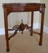 1 x Attractive Vintage Mahogany Side Table With Removable Tea Tray - CL226 - Location: Knutsford WA1