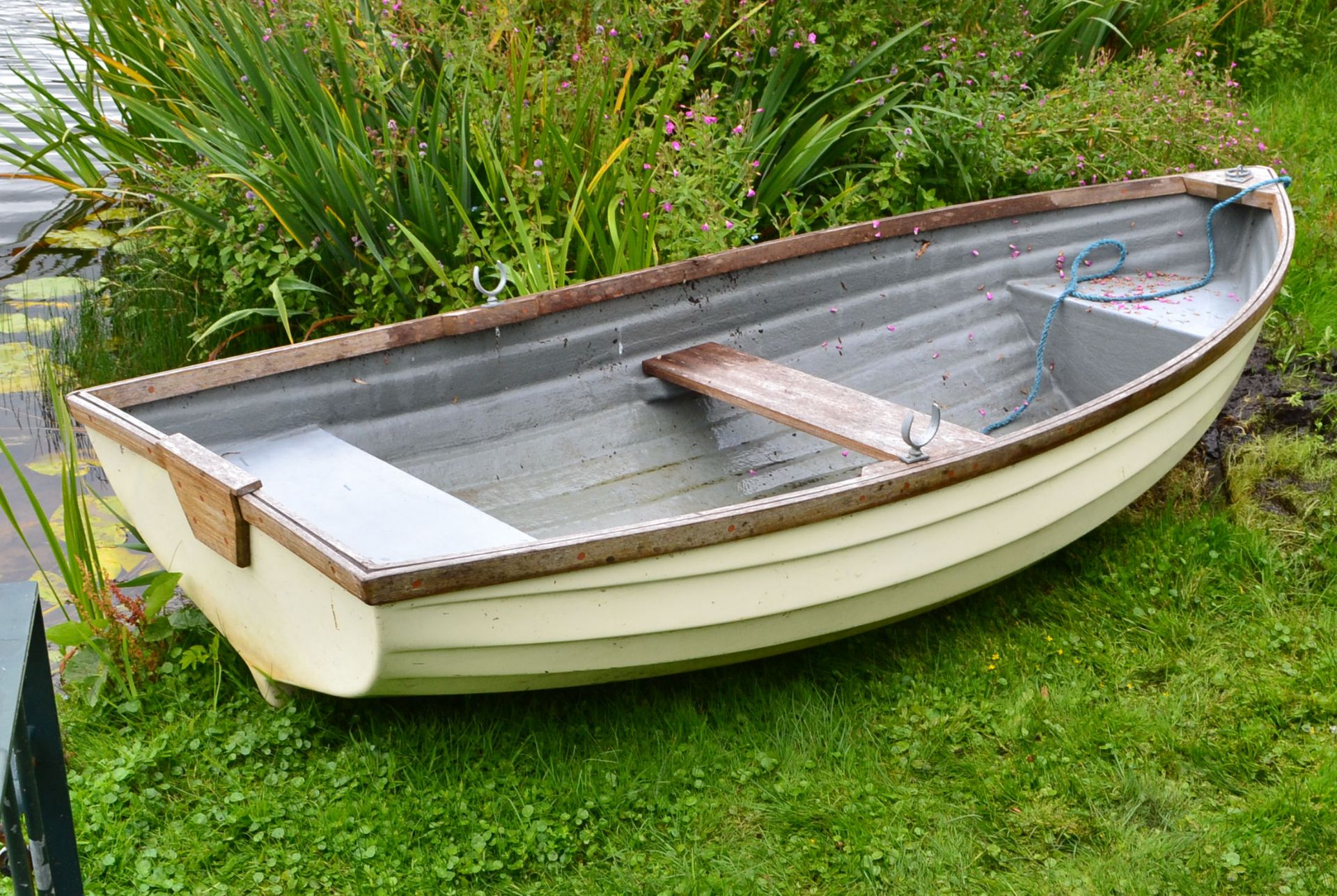 1 x Clovelly 290 Glass Fibre Rowing Boat - 240Kg Maximum Load - CL226 - Location: Knutsford WA16 - Image 6 of 15