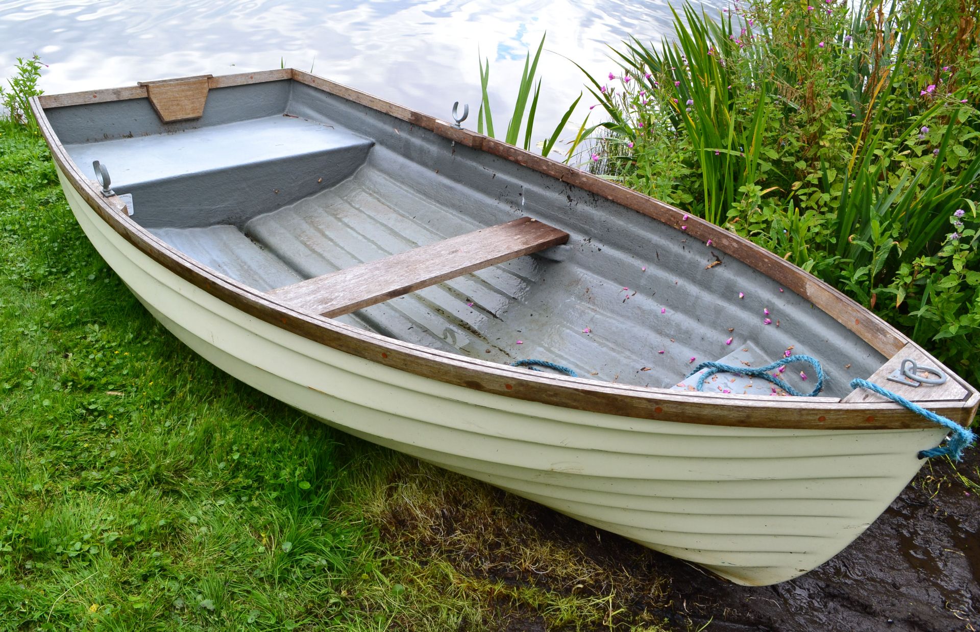 1 x Clovelly 290 Glass Fibre Rowing Boat - 240Kg Maximum Load - CL226 - Location: Knutsford WA16 - Image 11 of 15