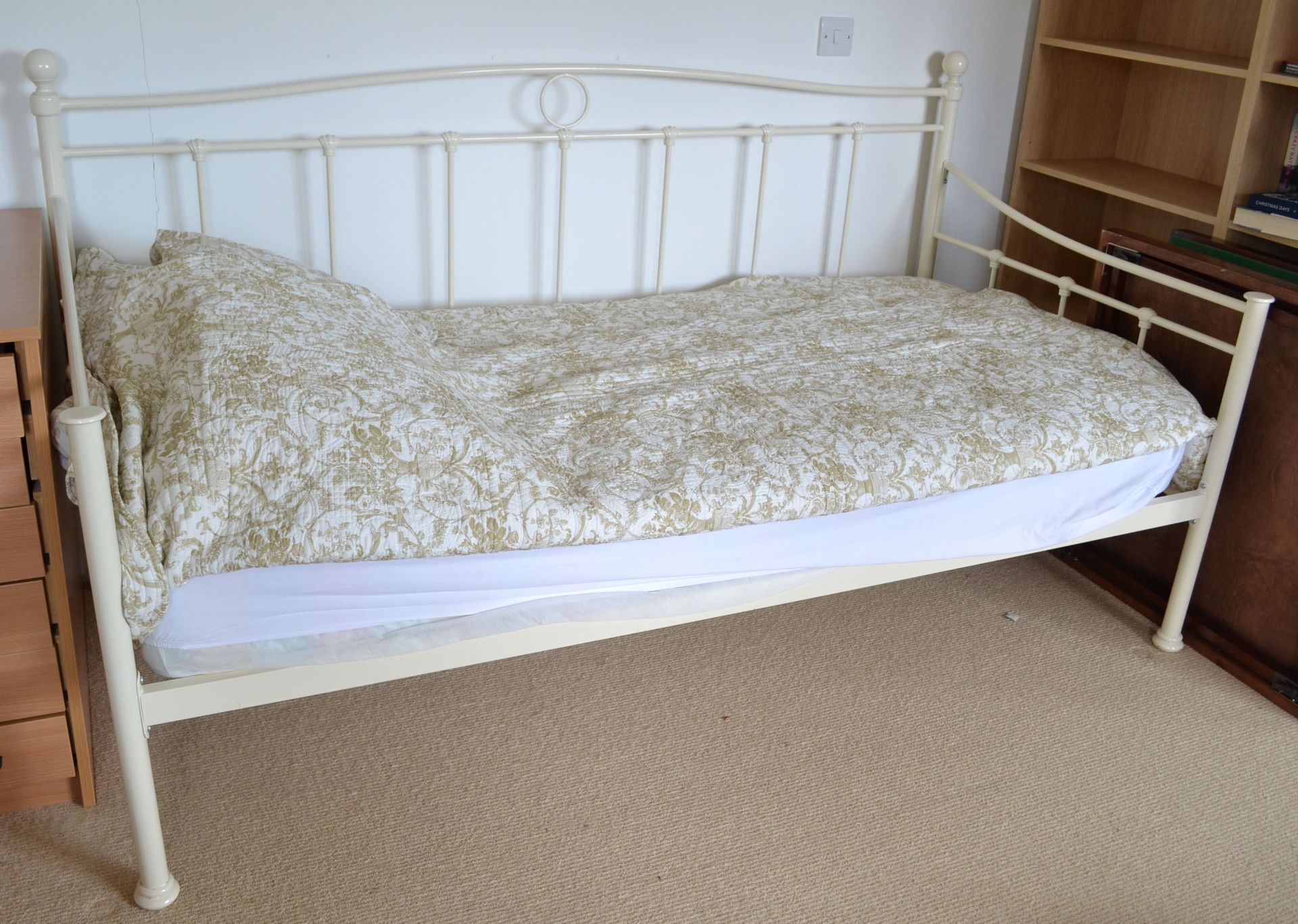 1 x Metal Day Bed Frame in White - CL226 - Location: Knutsford WA16 - NO VAT ON THE HAMMER - Image 2 of 7
