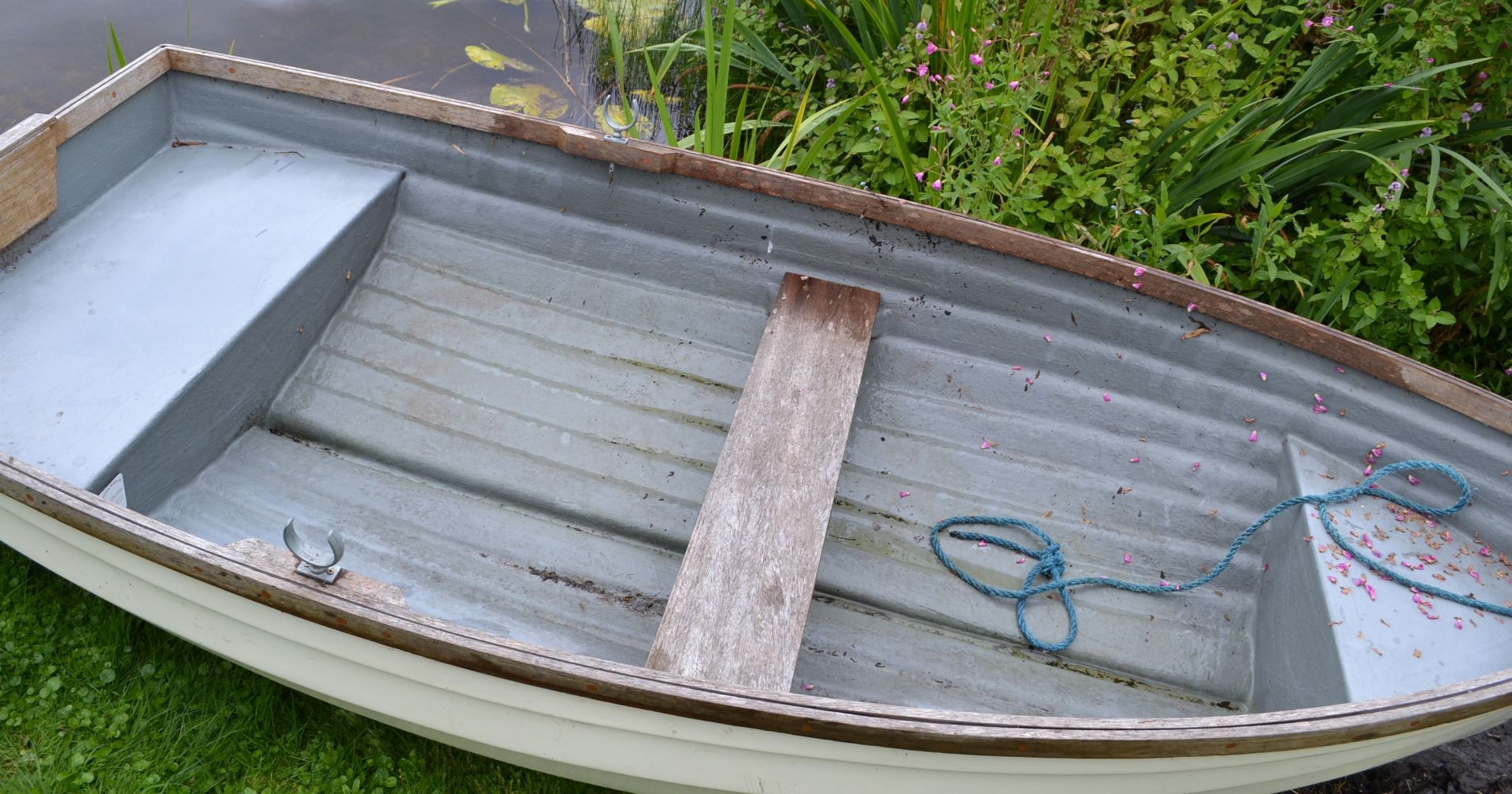 1 x Clovelly 290 Glass Fibre Rowing Boat - 240Kg Maximum Load - CL226 - Location: Knutsford WA16 - Image 9 of 15