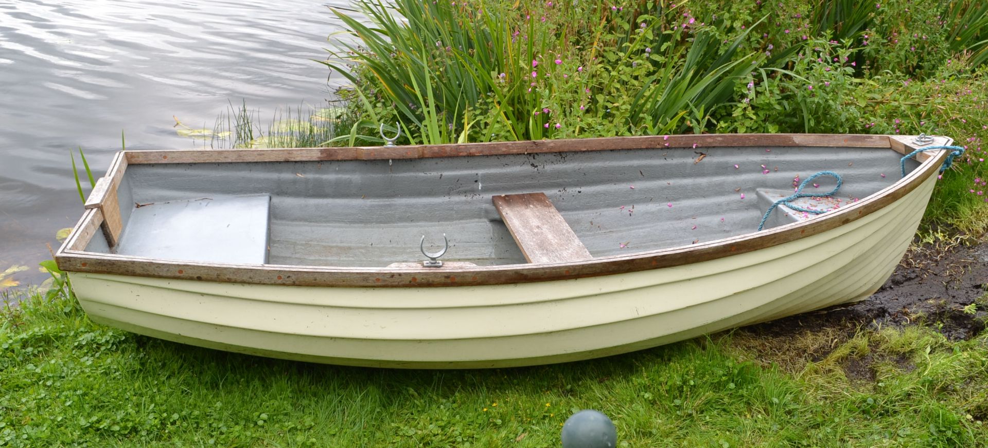 1 x Clovelly 290 Glass Fibre Rowing Boat - 240Kg Maximum Load - CL226 - Location: Knutsford WA16 - Image 4 of 15