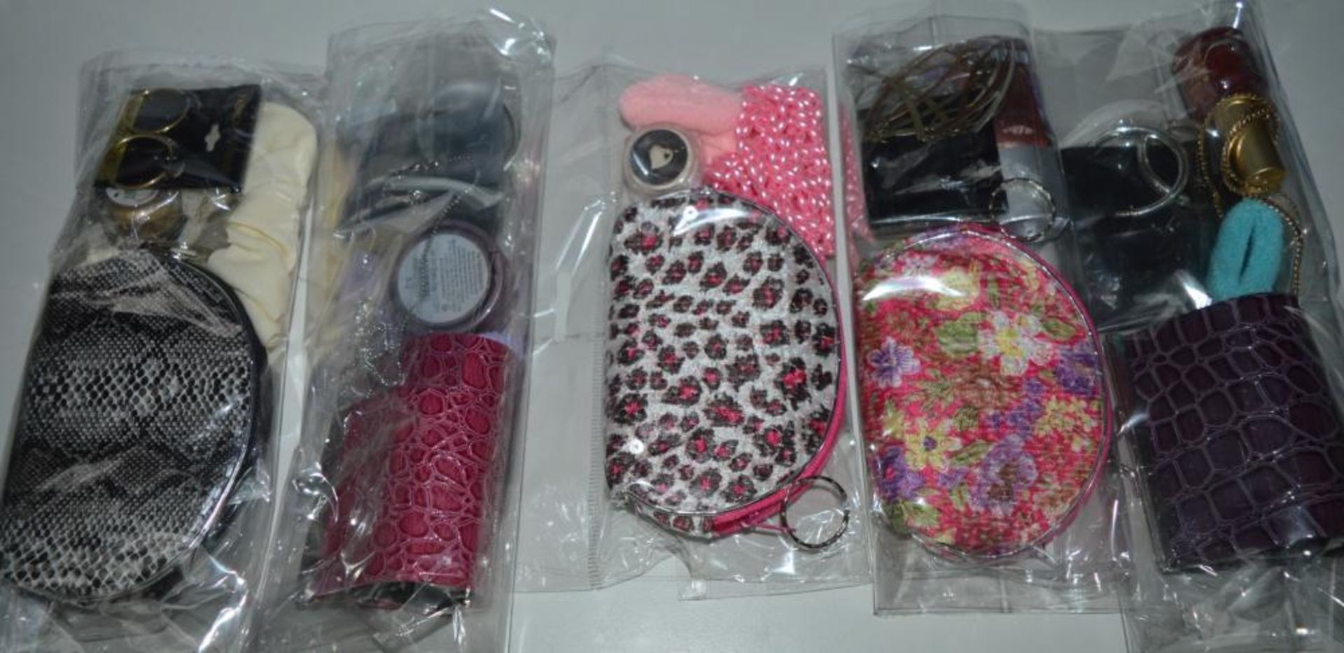 50 x Girls Beauty Gift Sets - Each Set Includes Items Such as a Stylish Purse, Ear Rings, Hair Bobbl - Image 7 of 14