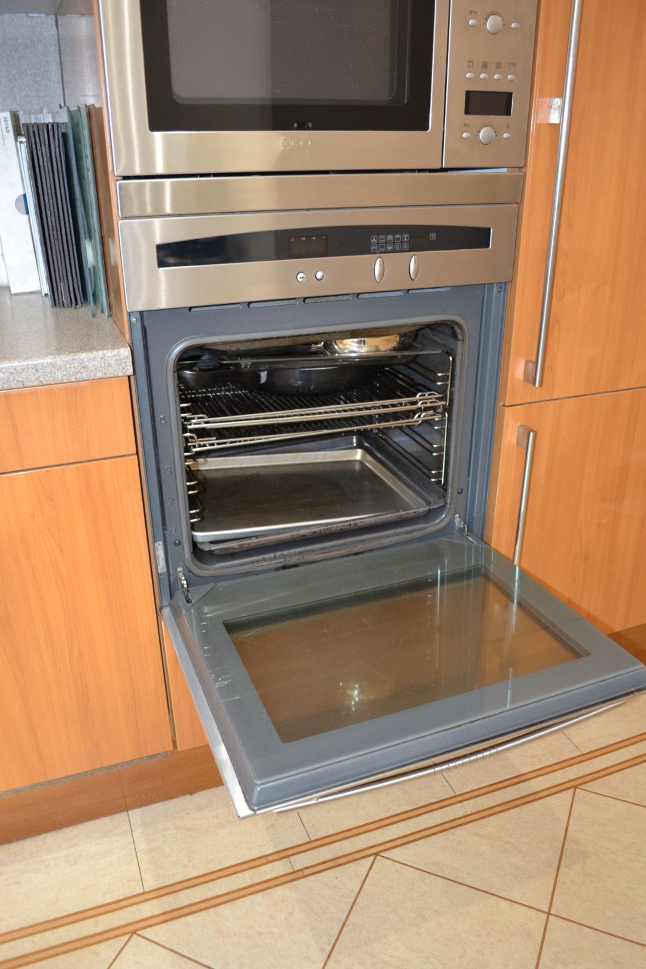 1 x Bespoke Siematic Gloss Fitted Kitchen With Corian Worktops, Frosted Glass Breakfast Bar - NO VAT - Image 52 of 91