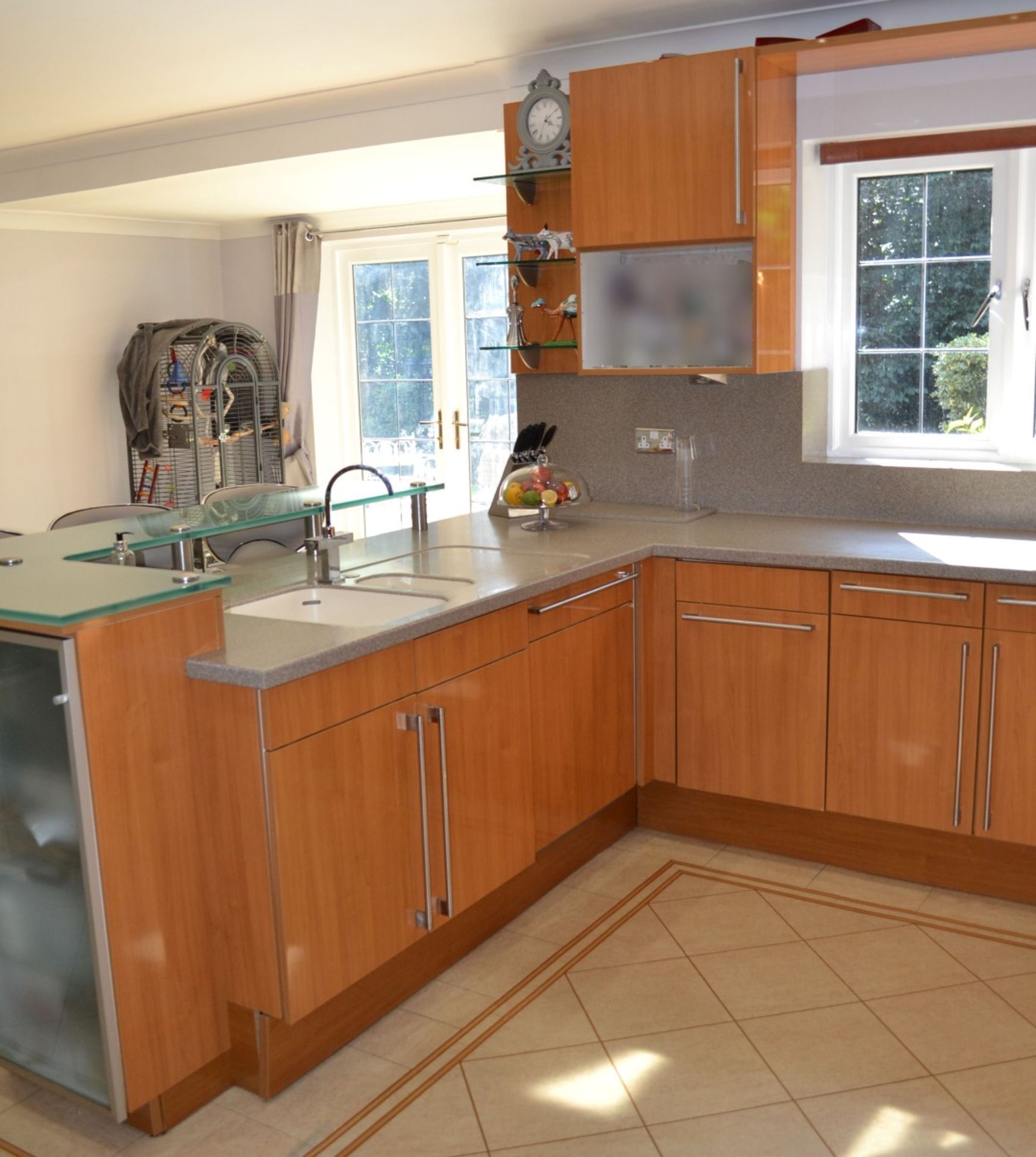 1 x Bespoke Siematic Gloss Fitted Kitchen With Corian Worktops, Frosted Glass Breakfast Bar - NO VAT - Image 15 of 91