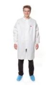 44 x 3M 4400 White Lab Coats - Size M - CL185 - Ref: C5 - New Stock - Location: Altrincham WA14
