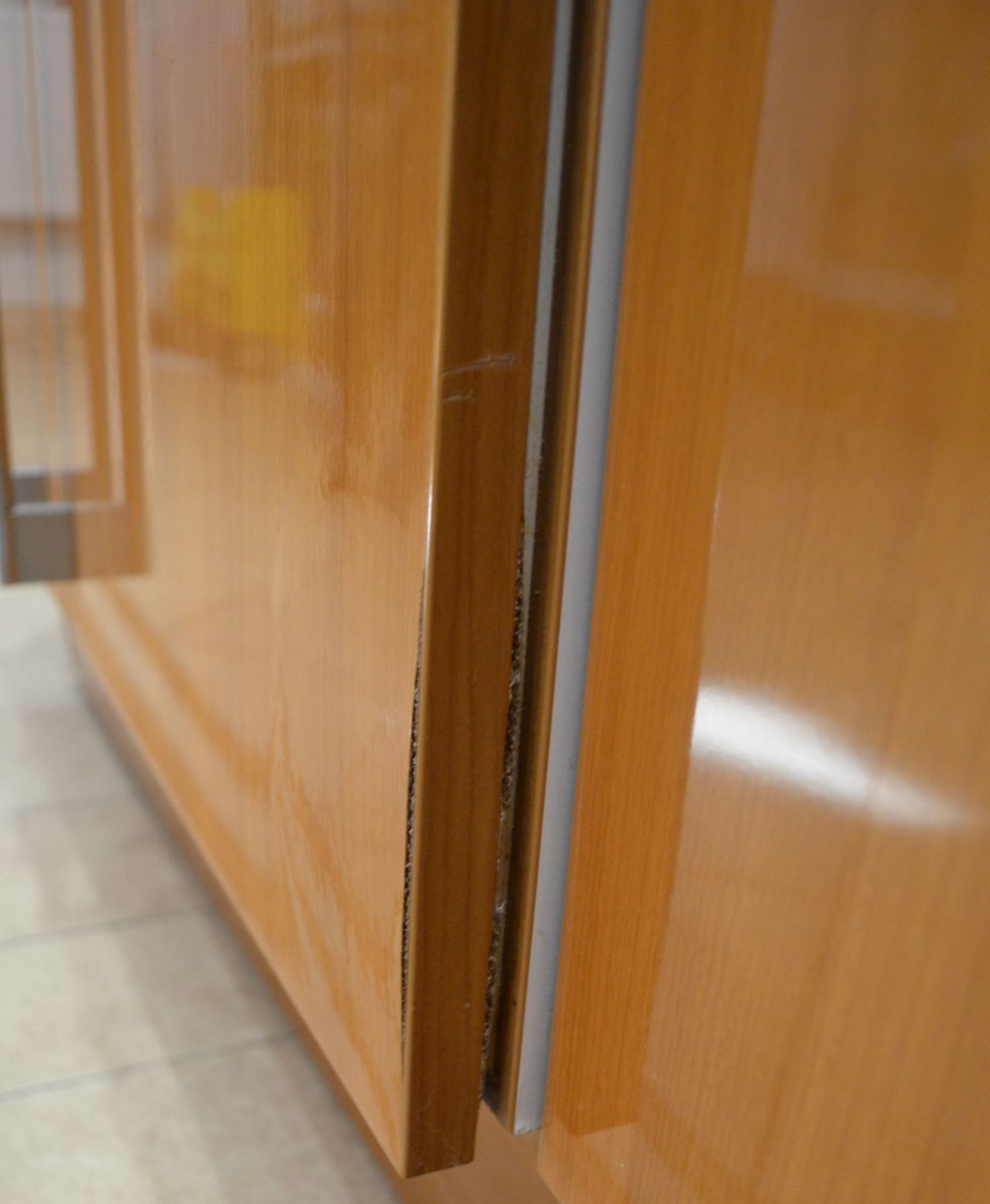 1 x Bespoke Siematic Gloss Fitted Kitchen With Corian Worktops, Frosted Glass Breakfast Bar - NO VAT - Image 77 of 91