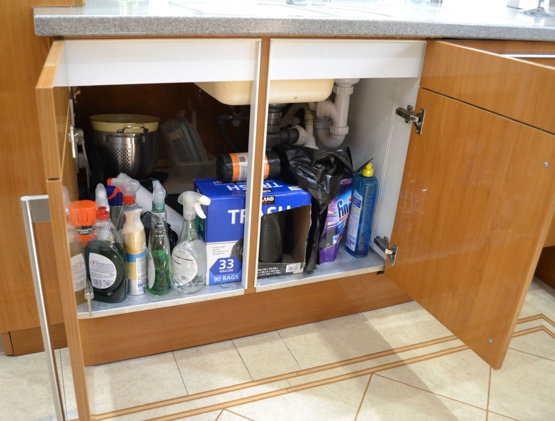 1 x Bespoke Siematic Gloss Fitted Kitchen With Corian Worktops, Frosted Glass Breakfast Bar - NO VAT - Image 65 of 91