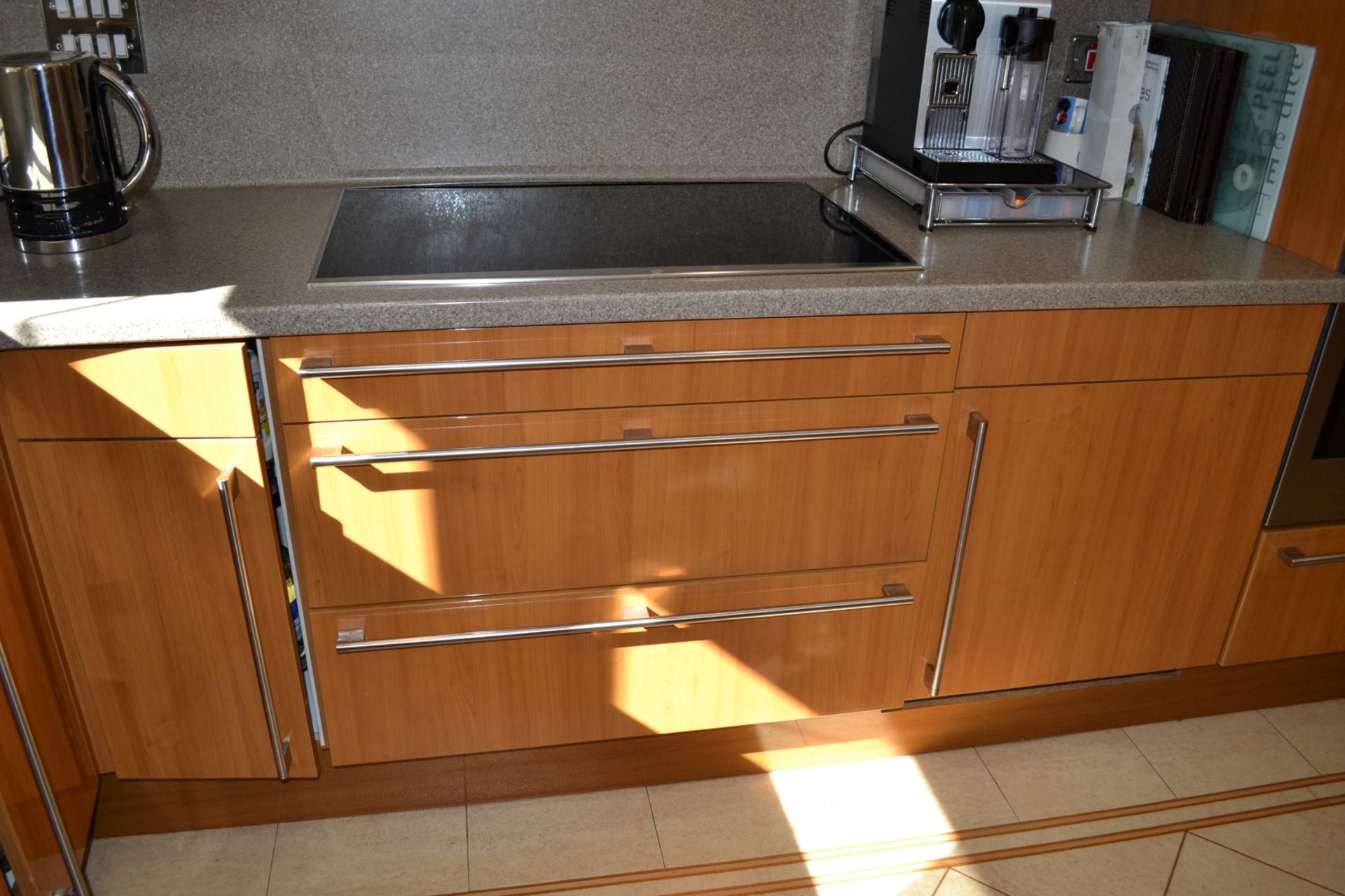 1 x Bespoke Siematic Gloss Fitted Kitchen With Corian Worktops, Frosted Glass Breakfast Bar - NO VAT - Image 39 of 91