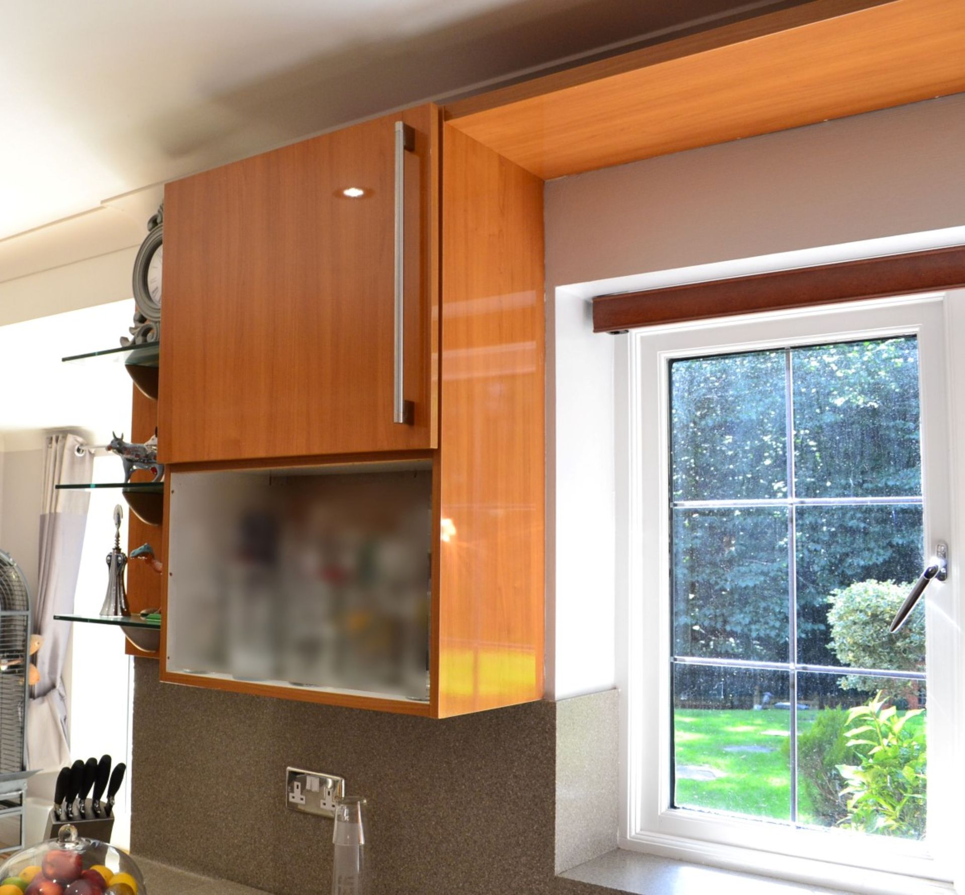 1 x Bespoke Siematic Gloss Fitted Kitchen With Corian Worktops, Frosted Glass Breakfast Bar - NO VAT - Image 28 of 91