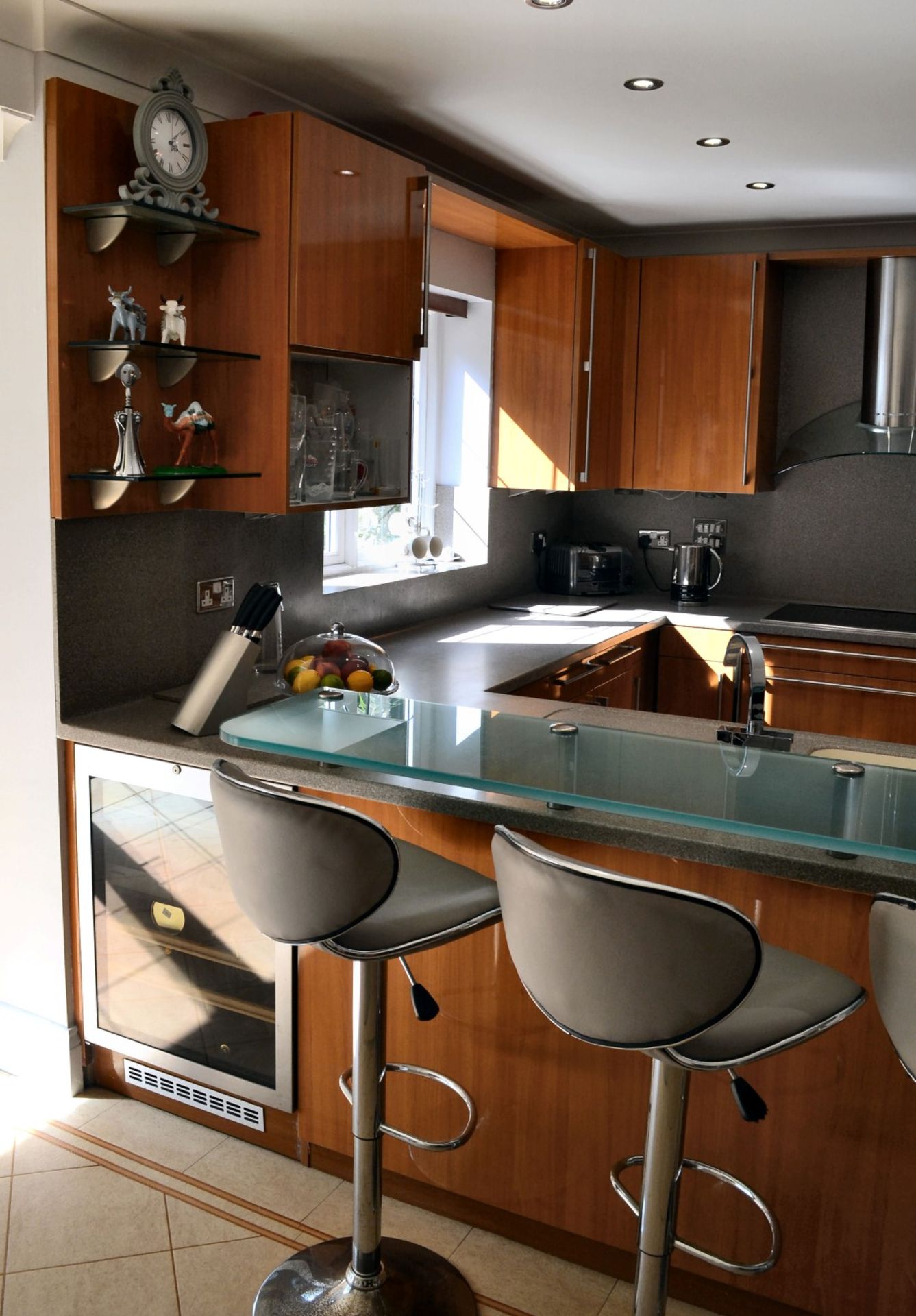 1 x Bespoke Siematic Gloss Fitted Kitchen With Corian Worktops, Frosted Glass Breakfast Bar - NO VAT - Image 9 of 91