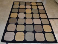 1 x Wool Nepalese Black Circles Carpet - Dimensions: 200x308cm - Unused - NO VAT ON THE HAMMER - Ref