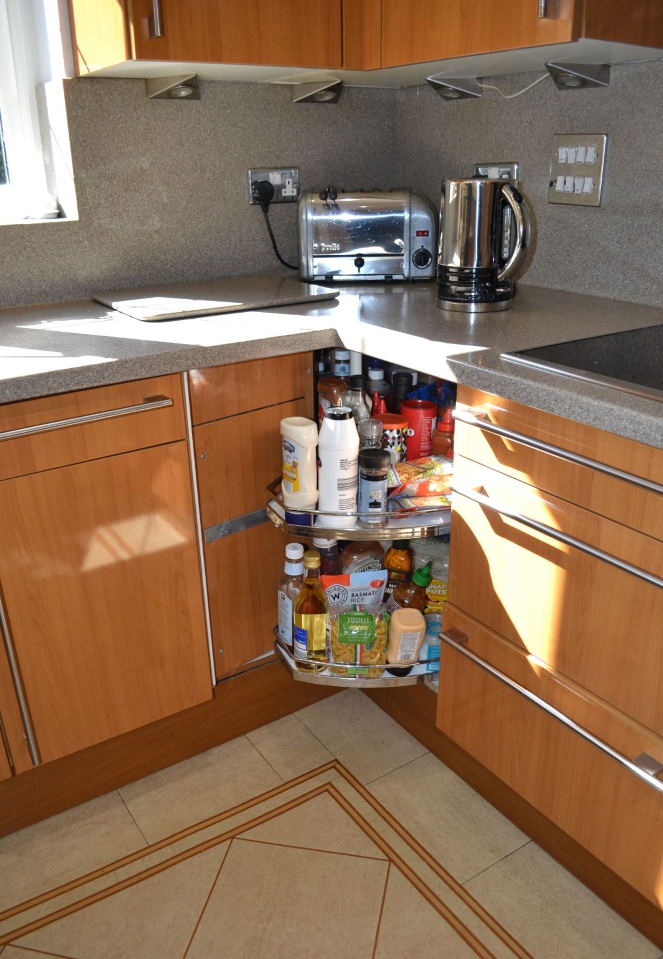 1 x Bespoke Siematic Gloss Fitted Kitchen With Corian Worktops, Frosted Glass Breakfast Bar - NO VAT - Image 63 of 91