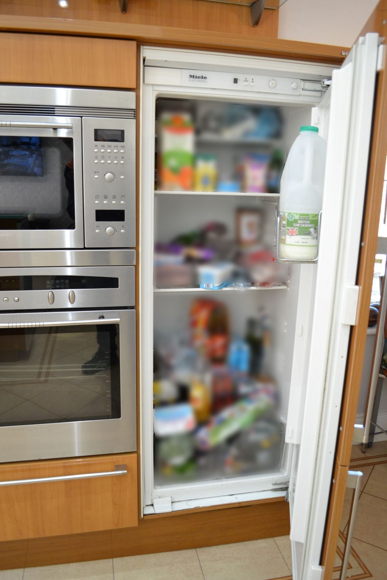 1 x Bespoke Siematic Gloss Fitted Kitchen With Corian Worktops, Frosted Glass Breakfast Bar - NO VAT - Image 56 of 91