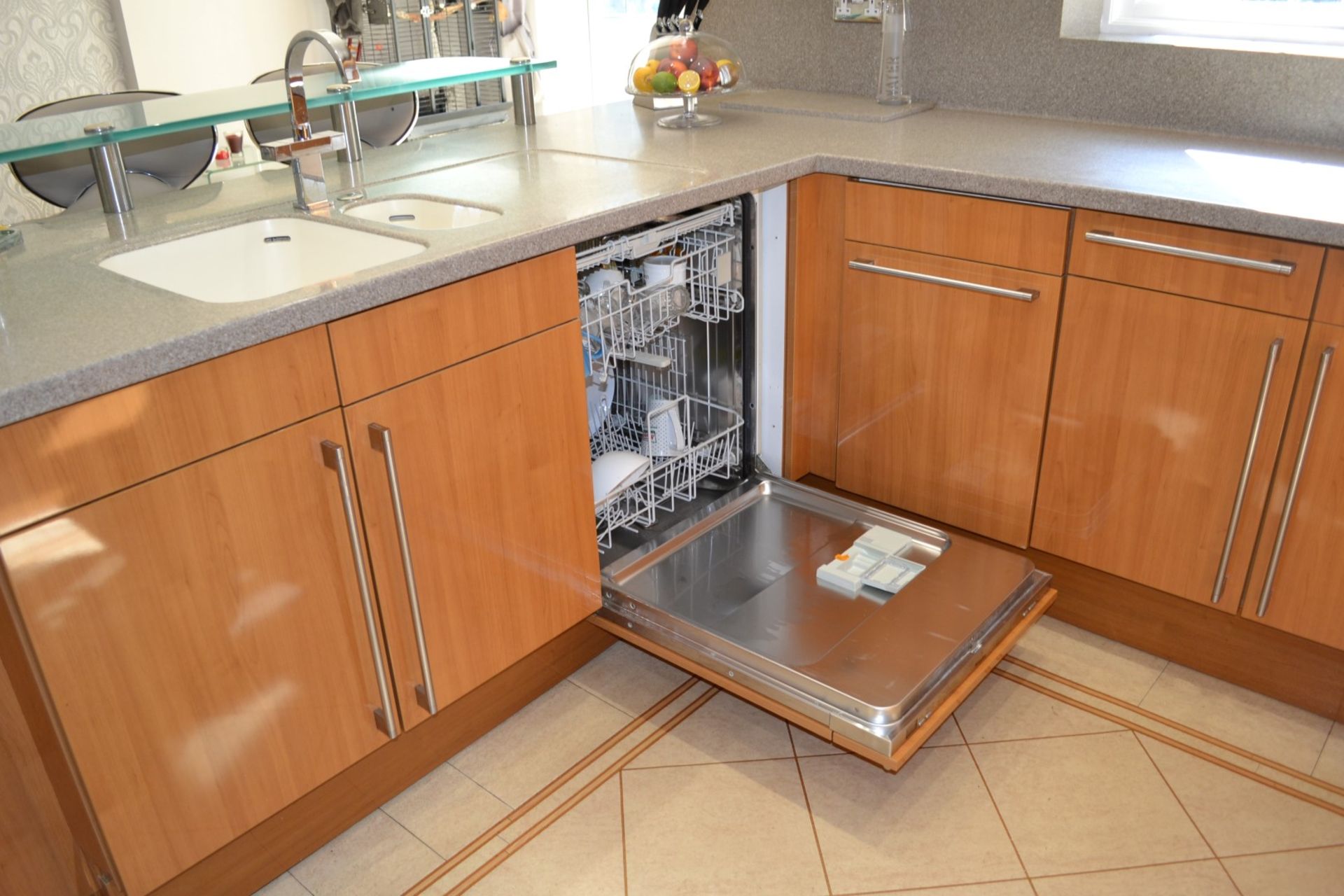 1 x Bespoke Siematic Gloss Fitted Kitchen With Corian Worktops, Frosted Glass Breakfast Bar - NO VAT - Image 43 of 91