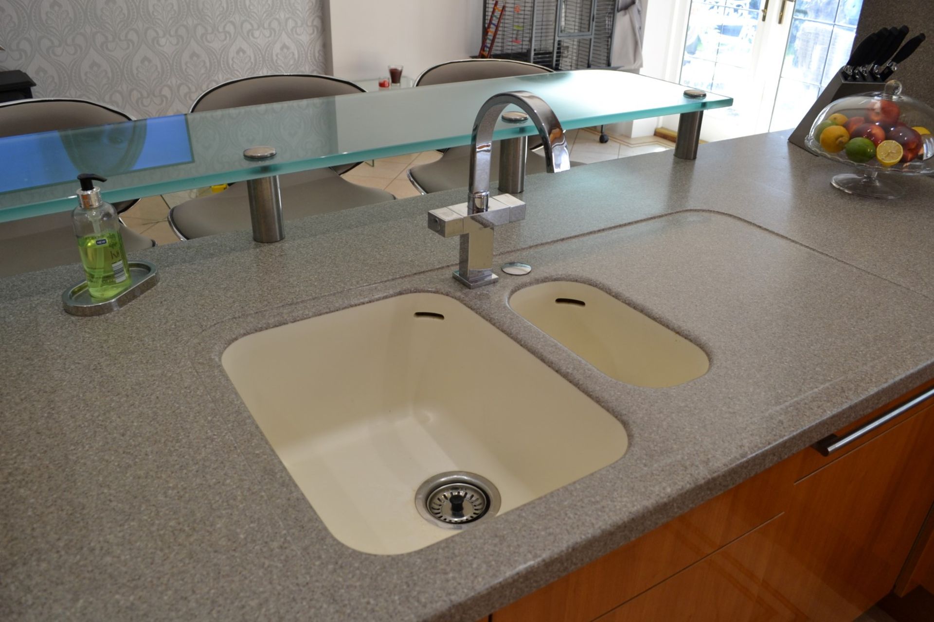 1 x Bespoke Siematic Gloss Fitted Kitchen With Corian Worktops, Frosted Glass Breakfast Bar - NO VAT - Image 31 of 91