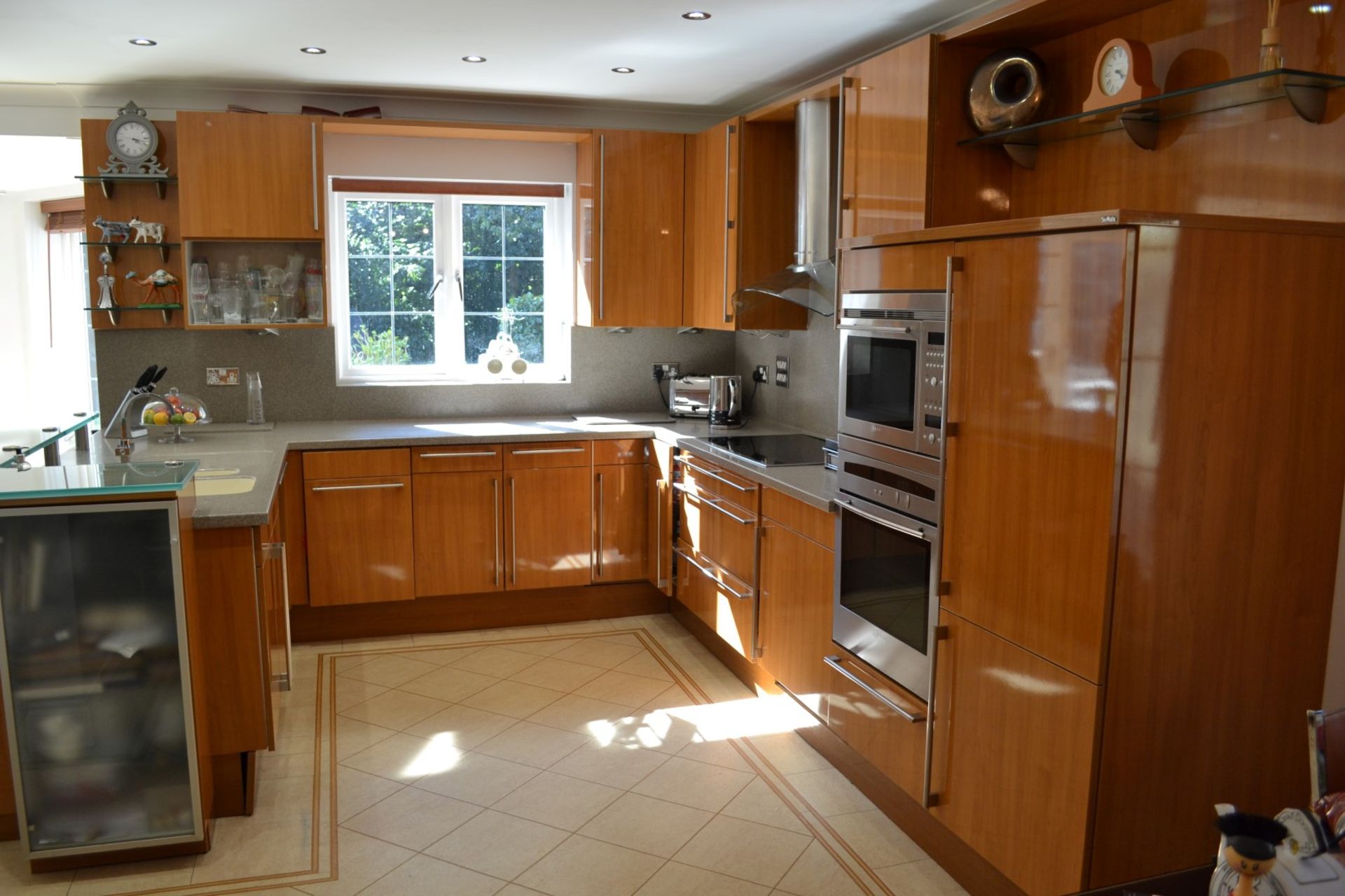 1 x Bespoke Siematic Gloss Fitted Kitchen With Corian Worktops, Frosted Glass Breakfast Bar - NO VAT - Image 68 of 91