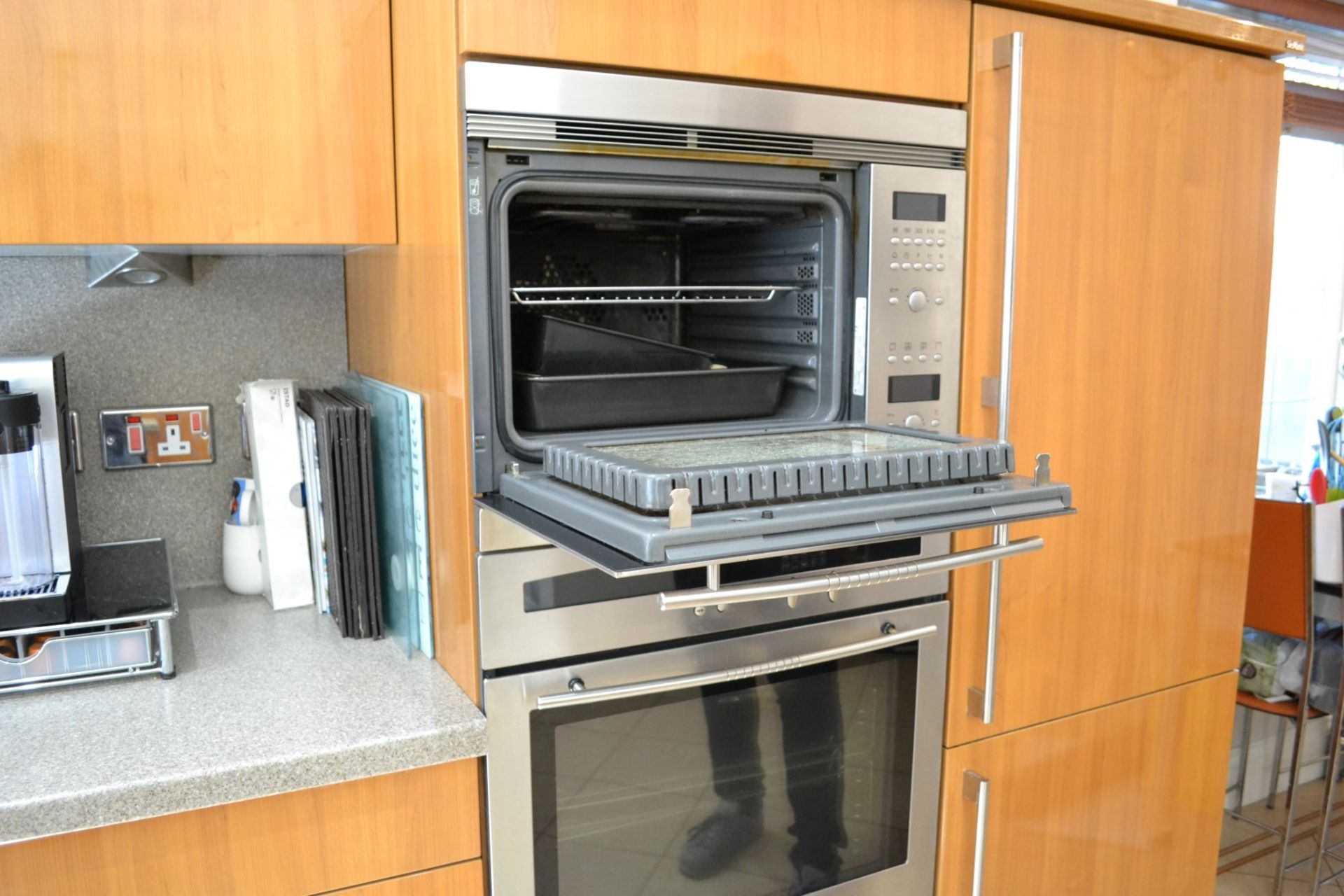 1 x Bespoke Siematic Gloss Fitted Kitchen With Corian Worktops, Frosted Glass Breakfast Bar - NO VAT - Image 49 of 91