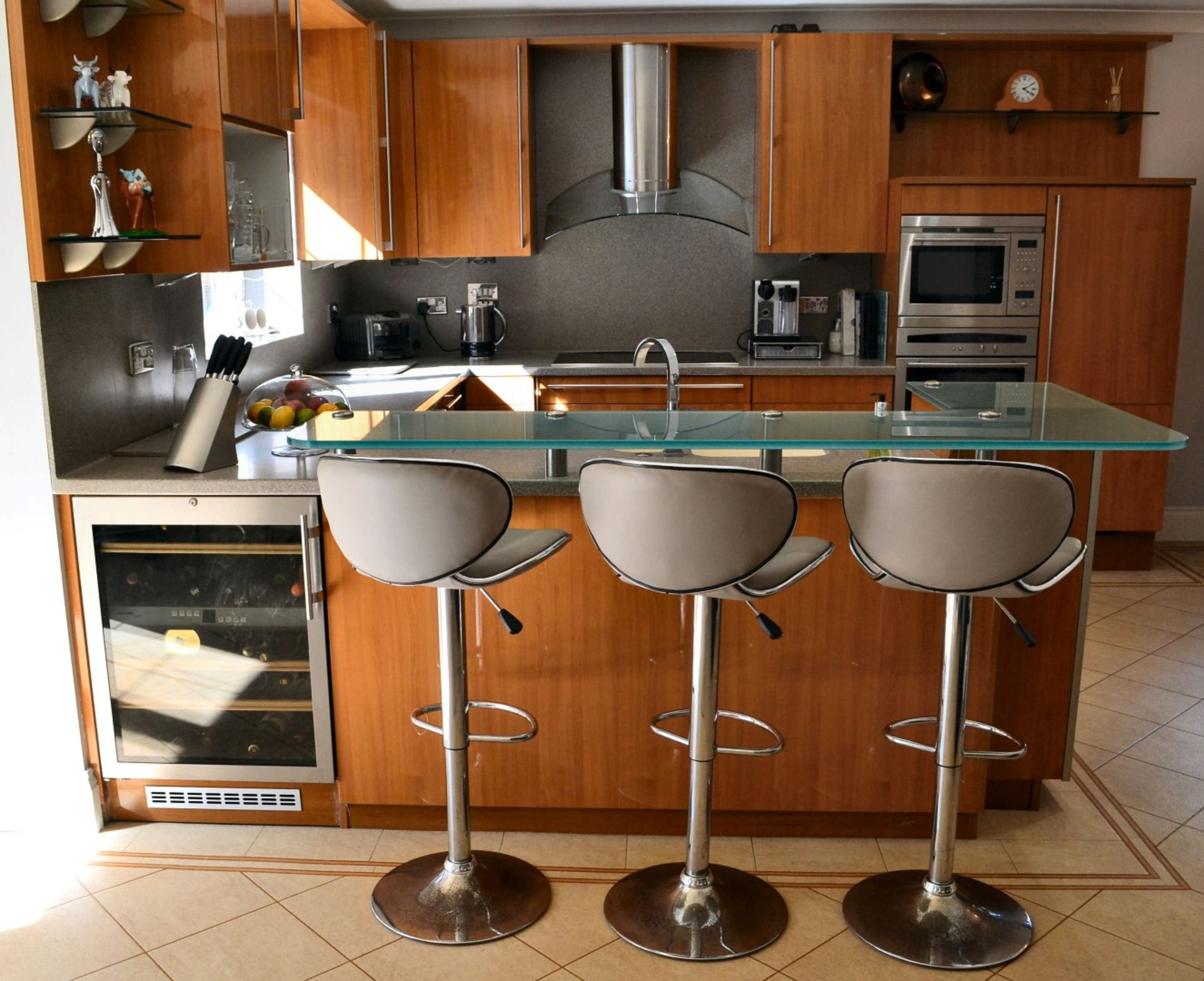 1 x Bespoke Siematic Gloss Fitted Kitchen With Corian Worktops, Frosted Glass Breakfast Bar - NO VAT - Image 4 of 91