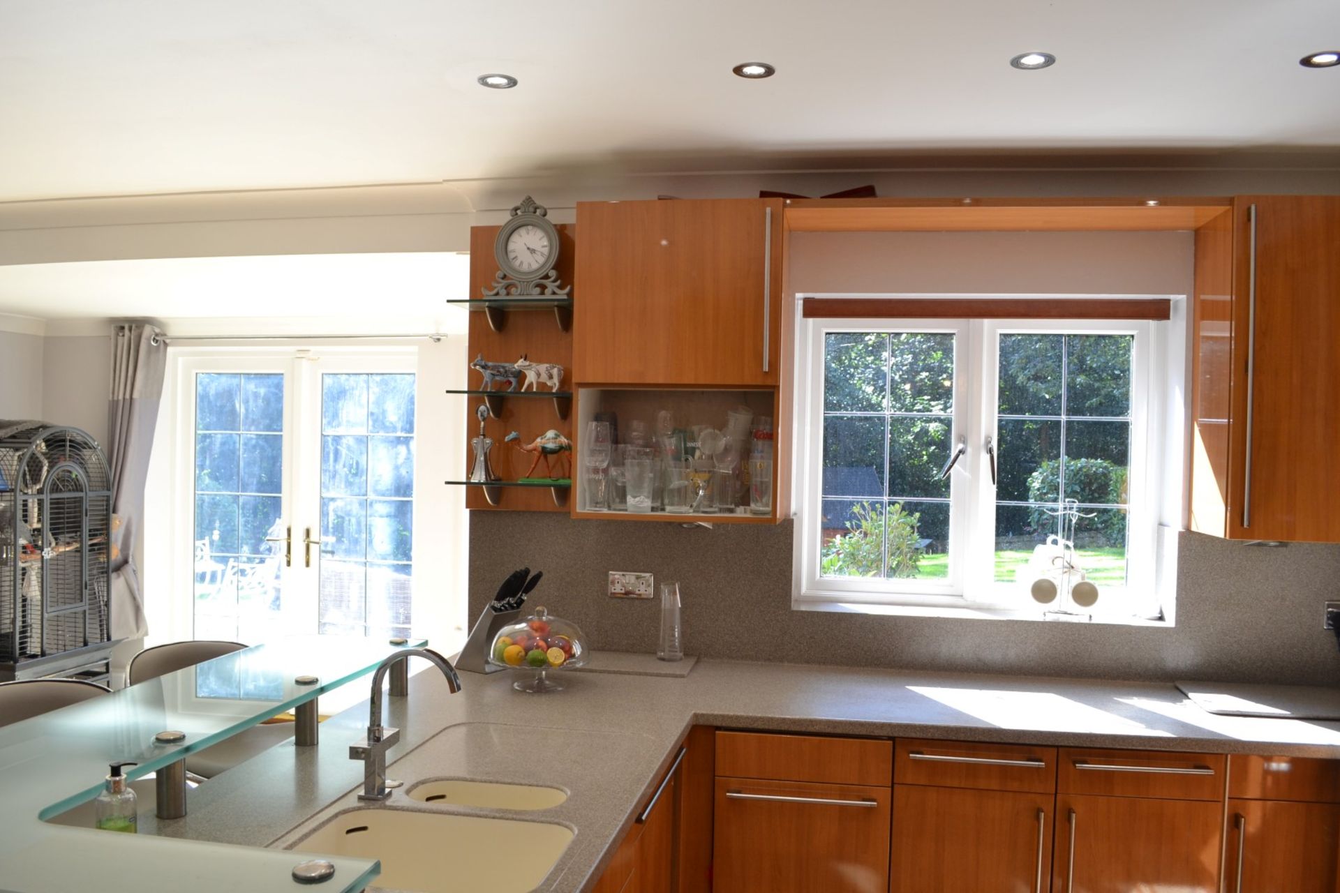 1 x Bespoke Siematic Gloss Fitted Kitchen With Corian Worktops, Frosted Glass Breakfast Bar - NO VAT - Image 73 of 91