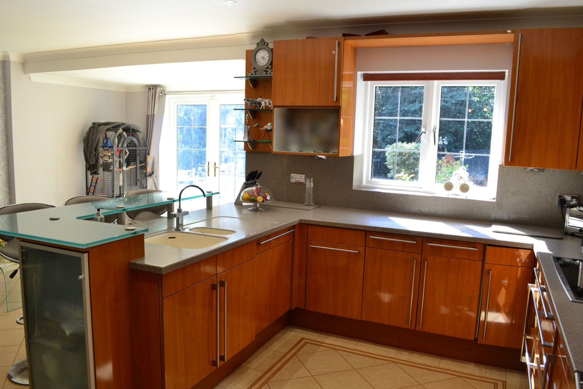 1 x Bespoke Siematic Gloss Fitted Kitchen With Corian Worktops, Frosted Glass Breakfast Bar - NO VAT - Image 14 of 91